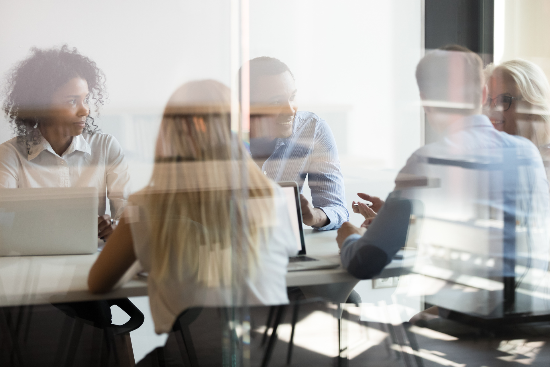 5 people in a meeting