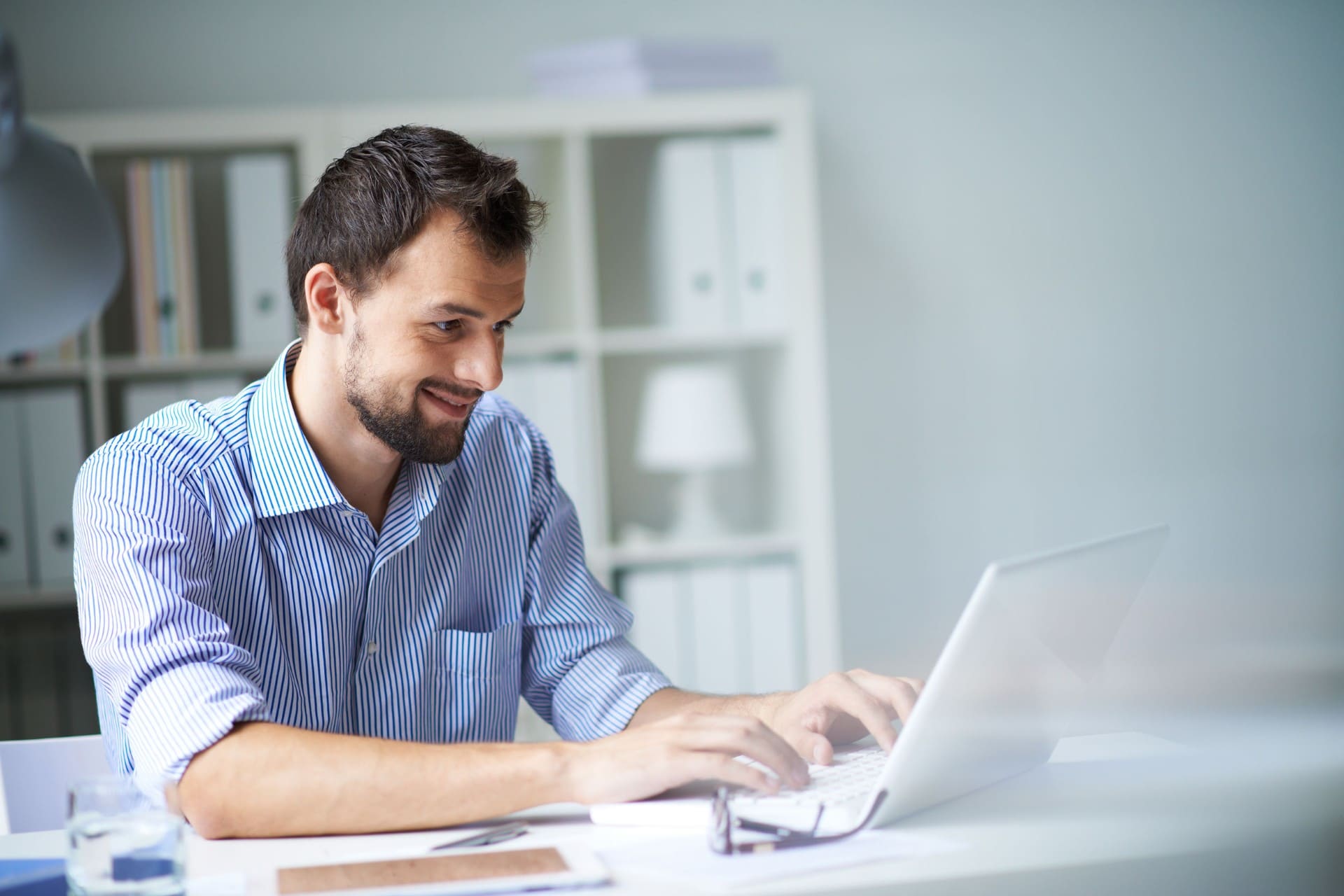 man werkt met boekhoudprogramma voor accountants op laptop