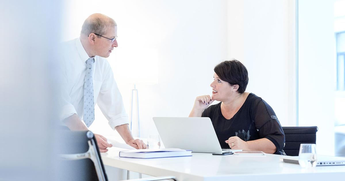 Juridische professionals die een gesprek voeren op kantoor