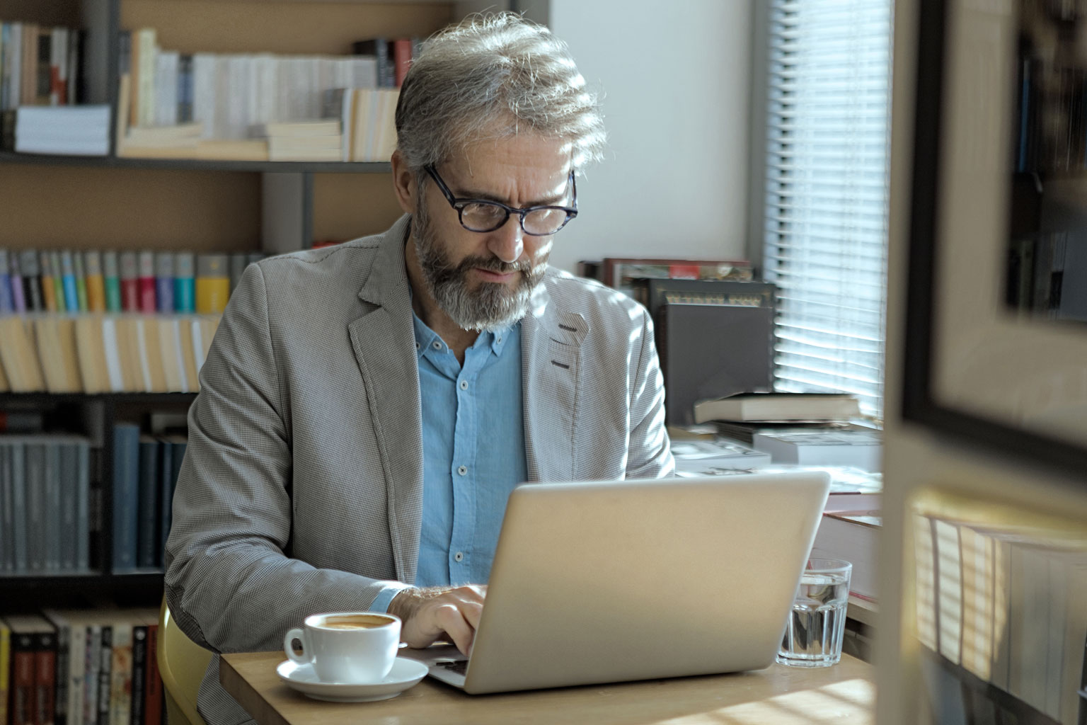 Pan profesor szkoły wyższej pracuje na laptopie korzystając z LEX