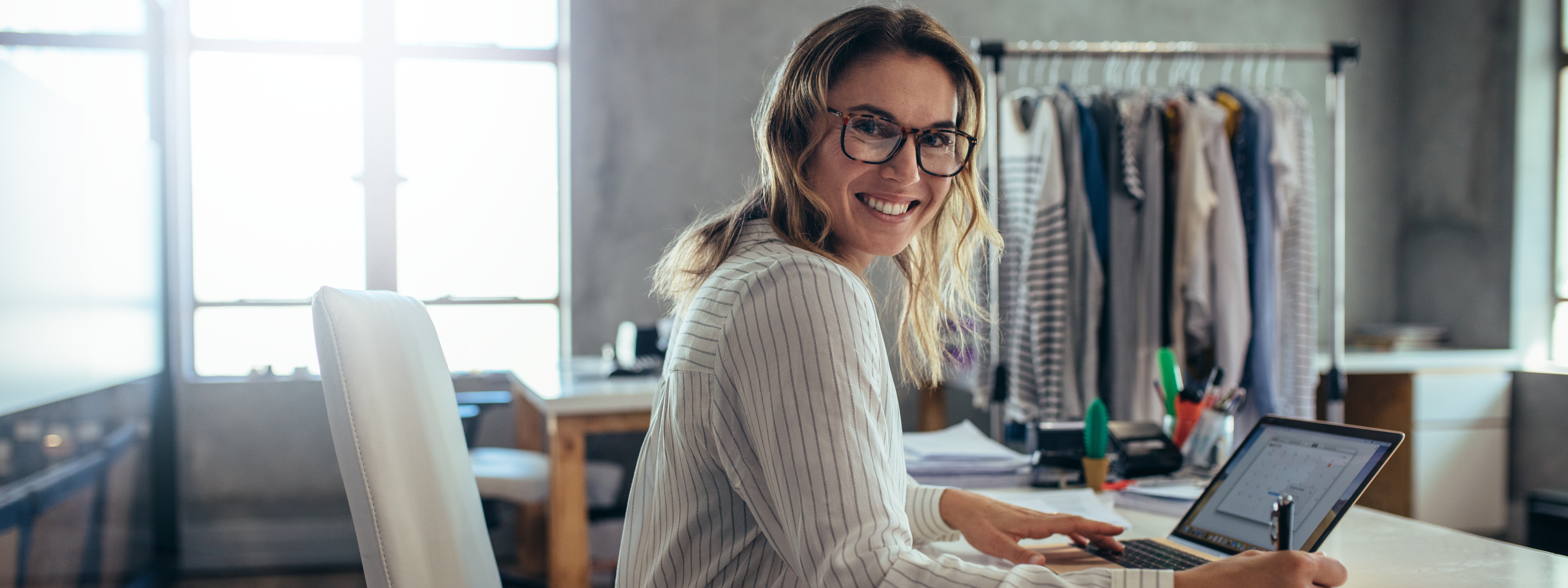 vrouw doet administatie webshop