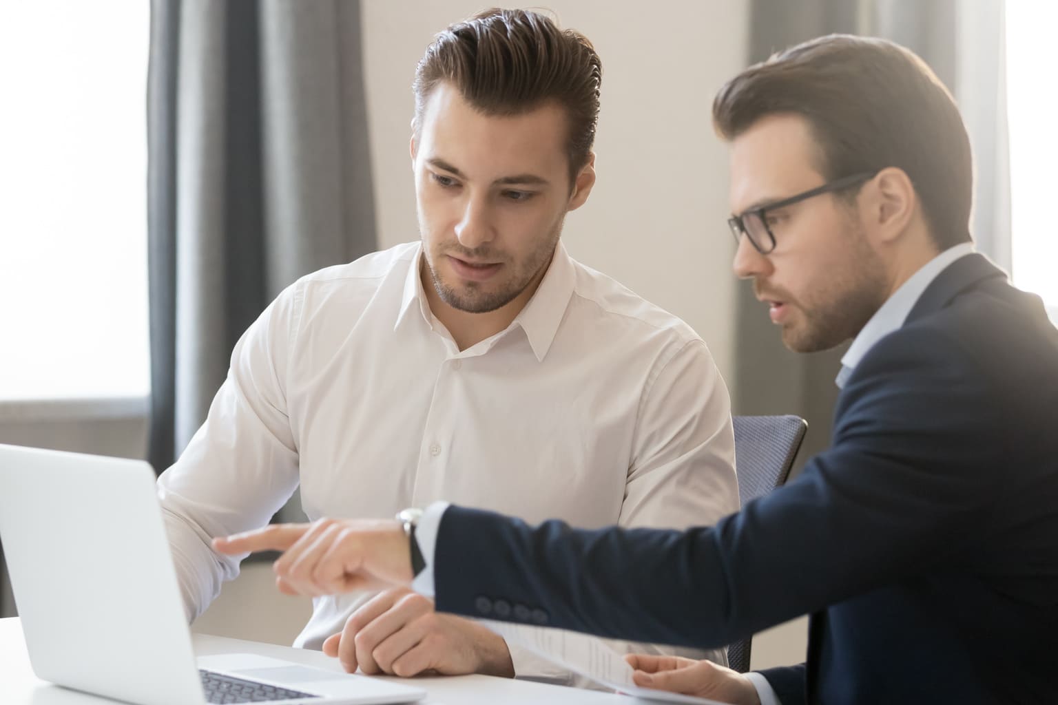 Accountants bekijken service overeenkomst op laptop