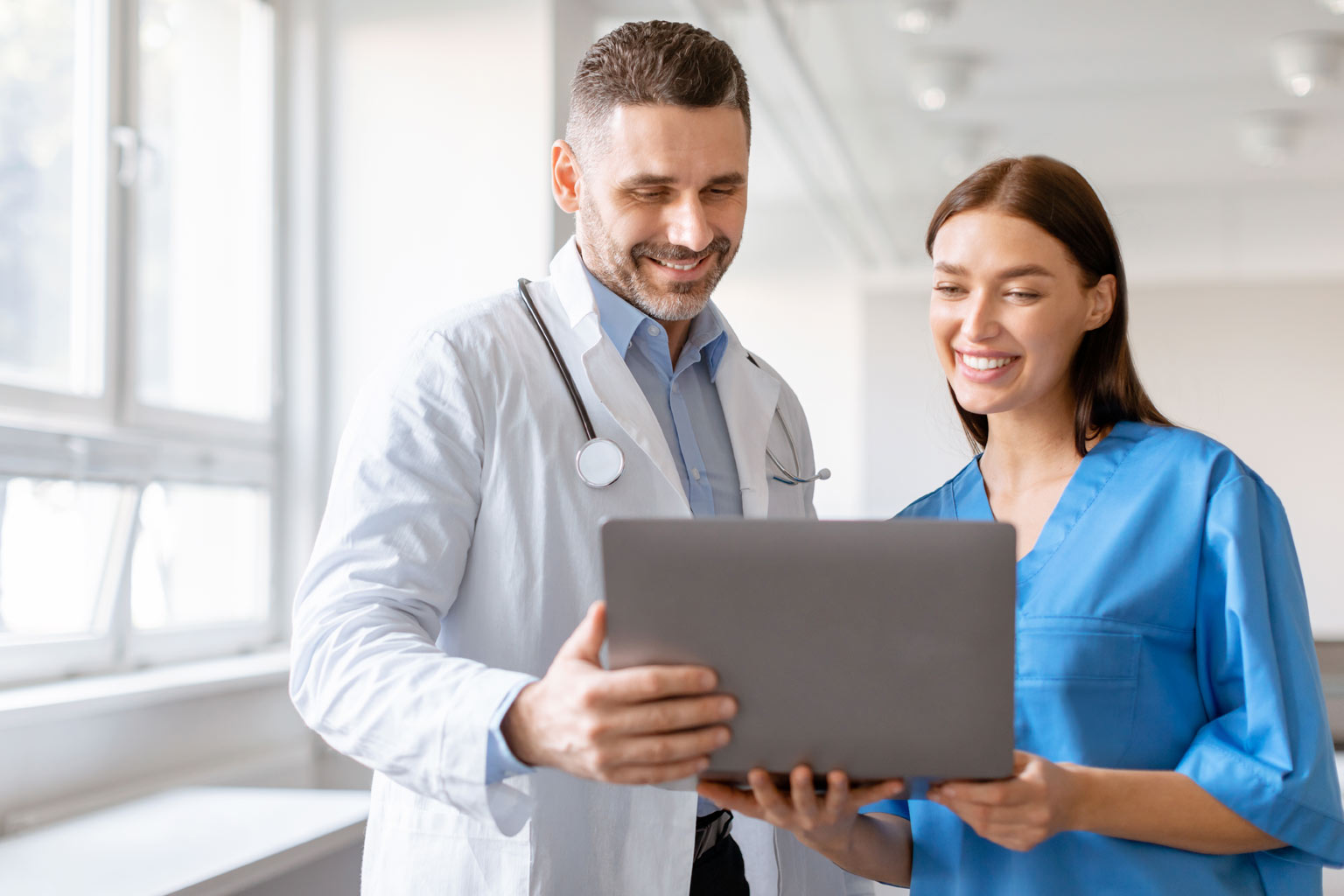 Lekarze z laptopem dyskutują o ustawie o jakości