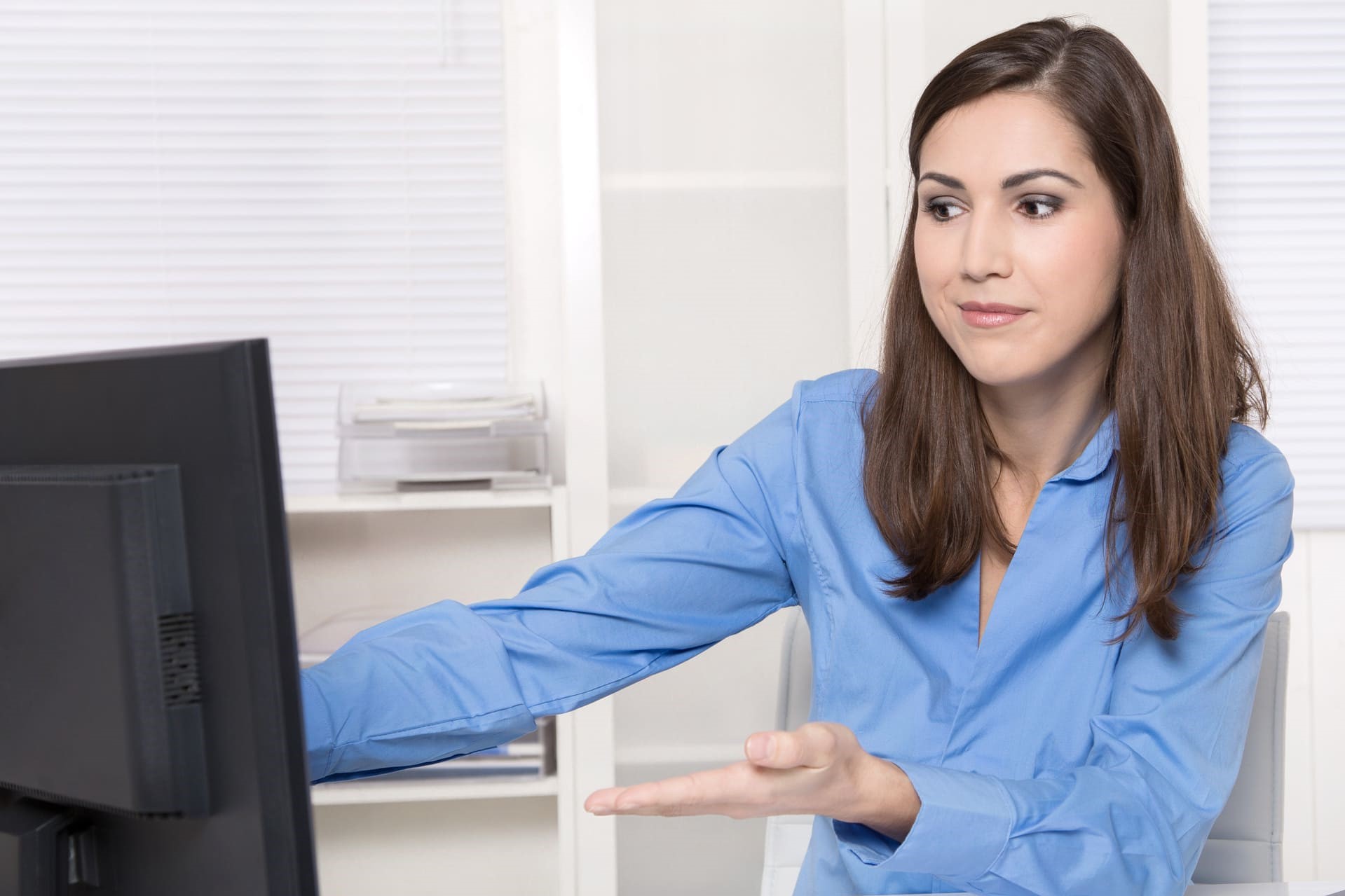 vrouw achter laptop kijkend naar btw in administratie