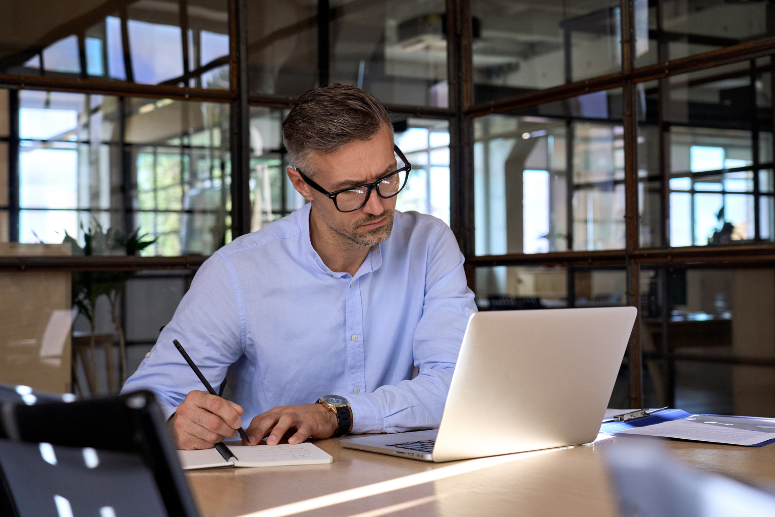 businessman w laptop at office