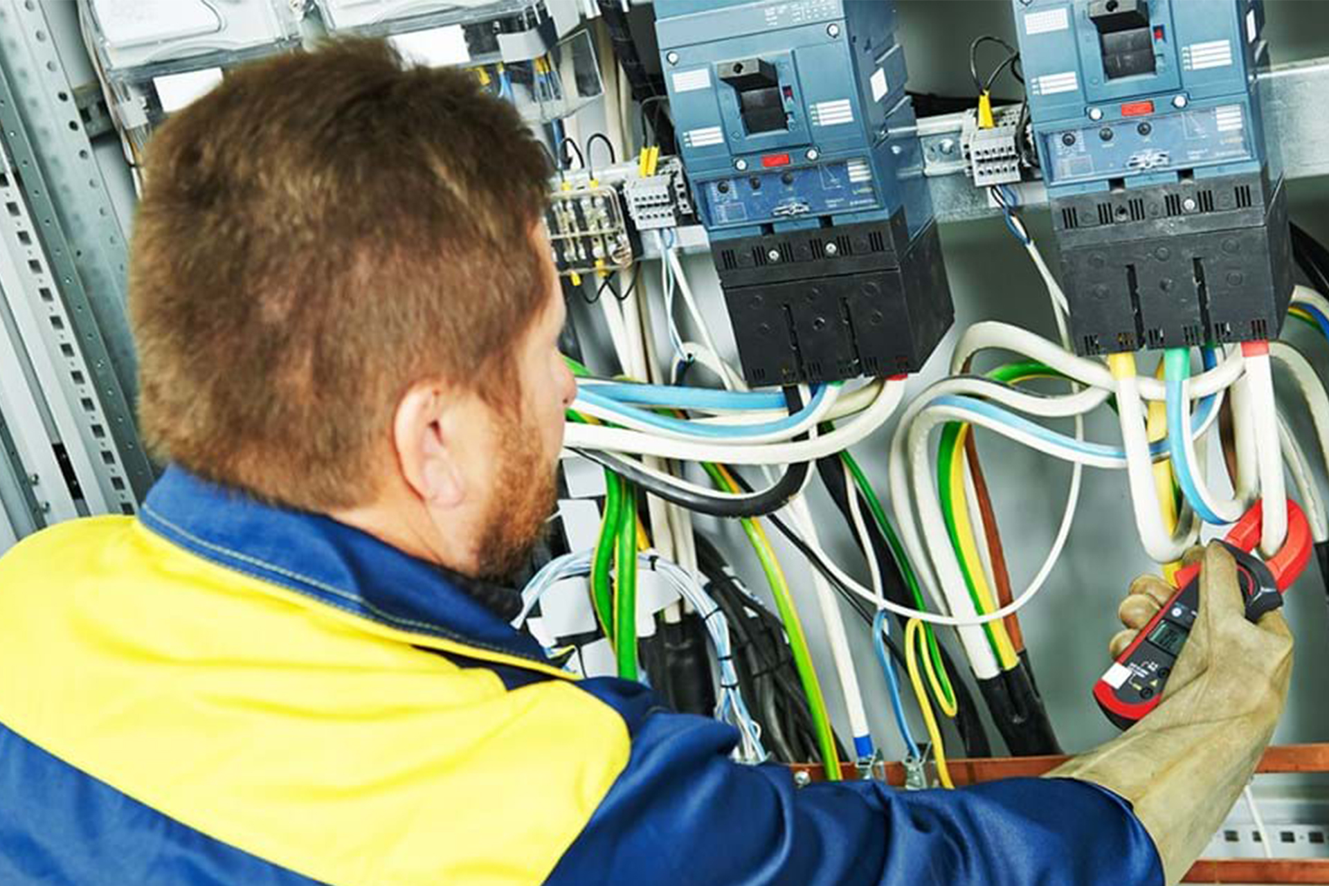 l'homme regarde l'installation électrique