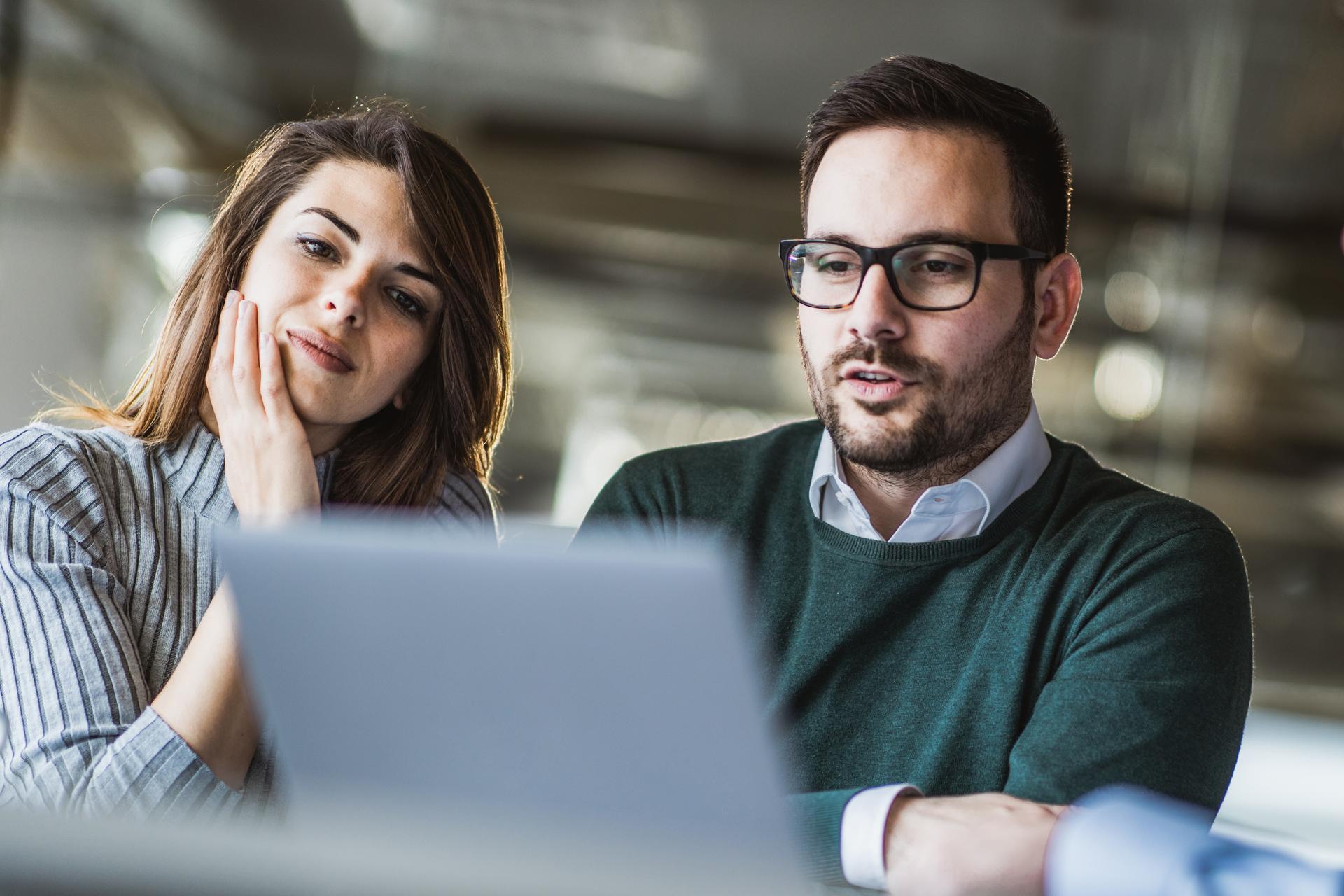 Steuerbüro zeigt Steuerberater und Buchhalter auf einem Bild im Büro