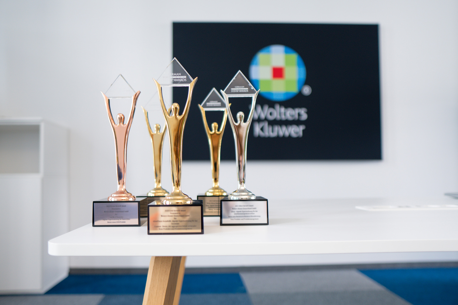 German Stevie® Awards 2024: Wolters Kluwer holt fünf Awards mit neuem KI-Feature und Cloud-Kanzleisoftware