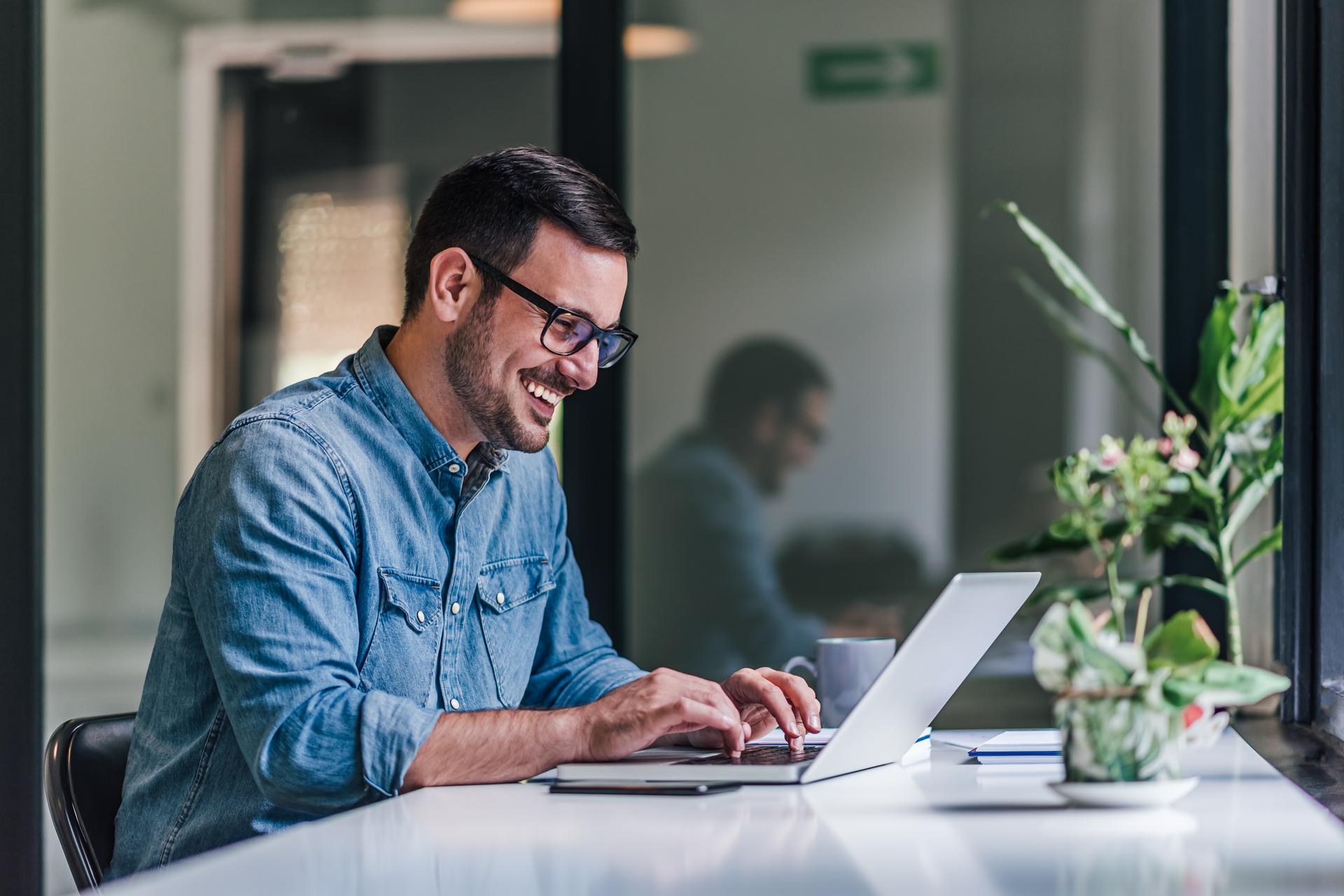 Handwerker nutzt ADDISON Handwerk am PC und plant Termine