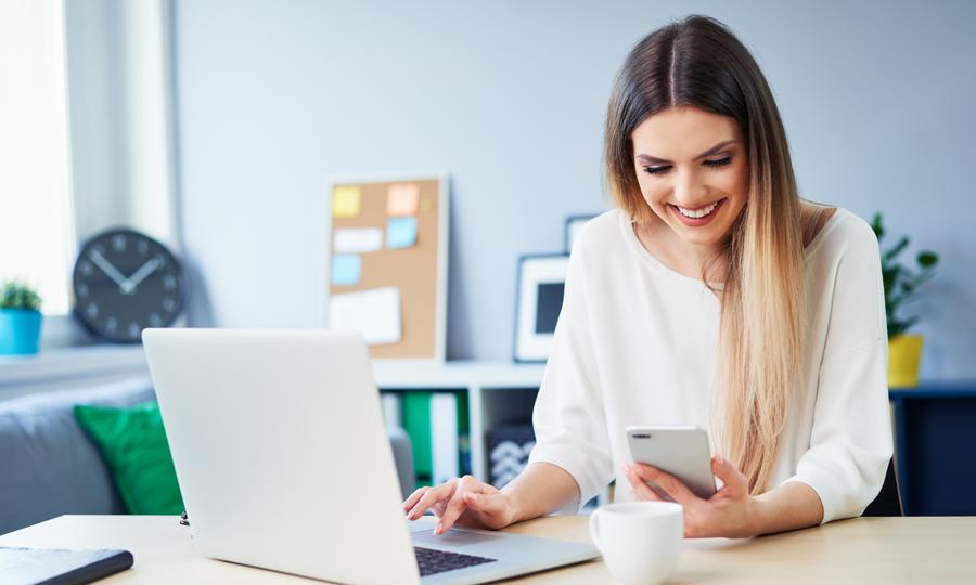 Frau checkt die News zu ADDISON Handwerk auf Smartphone und Notebook