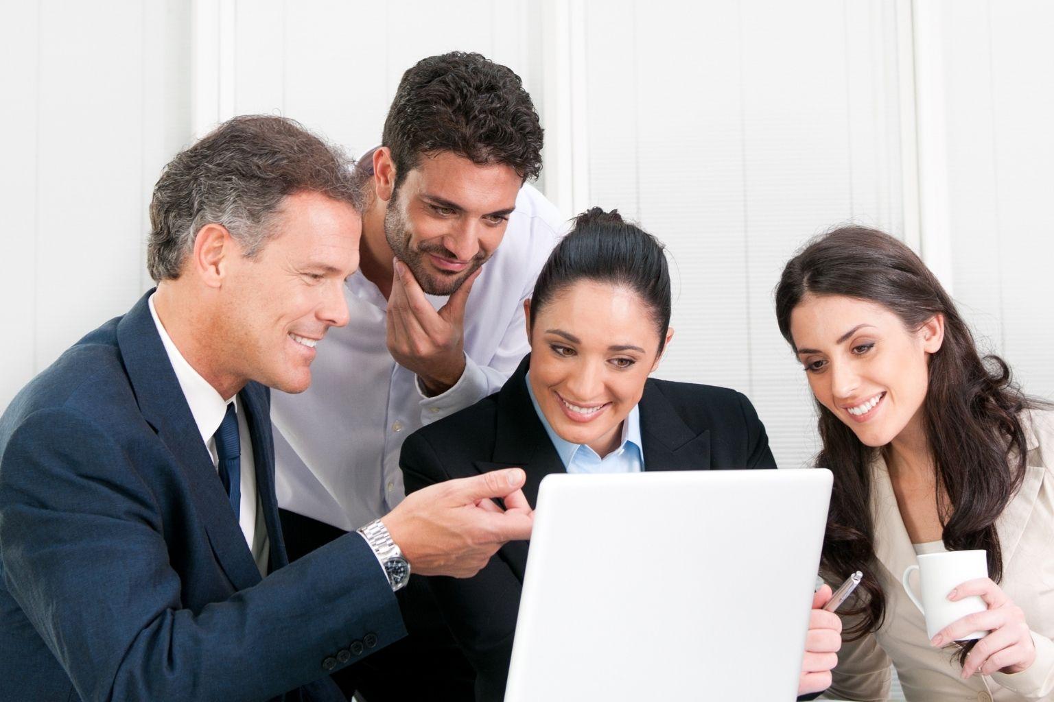 office-people-discussing-smiling