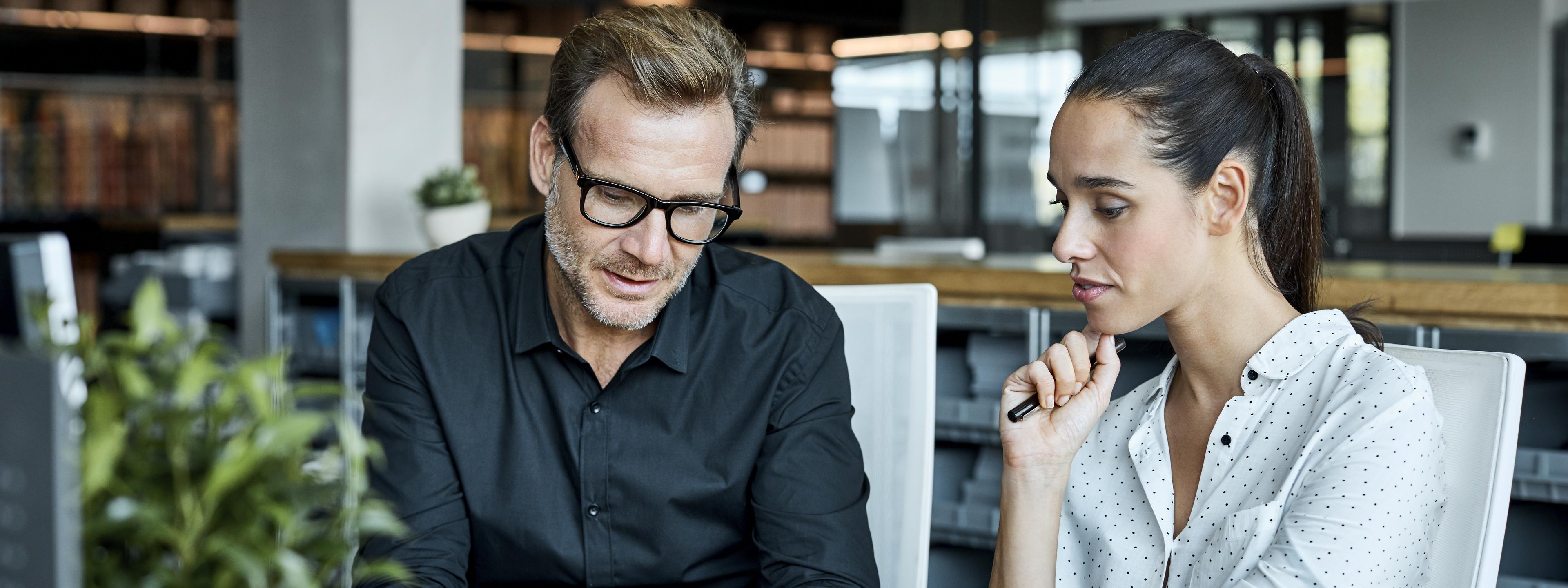 mannelijke en vrouwelijke boekhouder bespreken administratie op beeldscherm