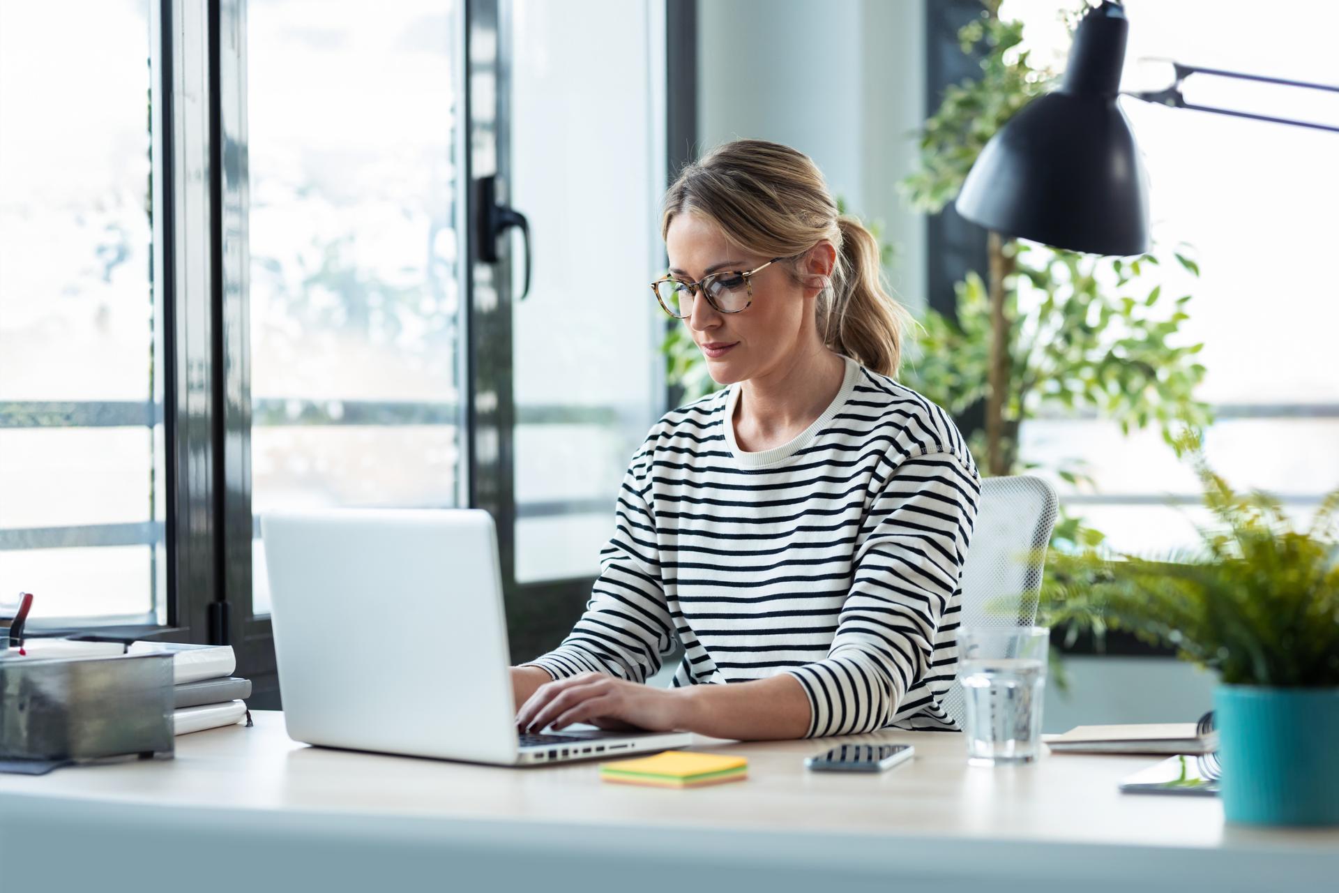 Unternehmer sitzt im Büro und verwaltet Buchungen in ADDISON OneClick