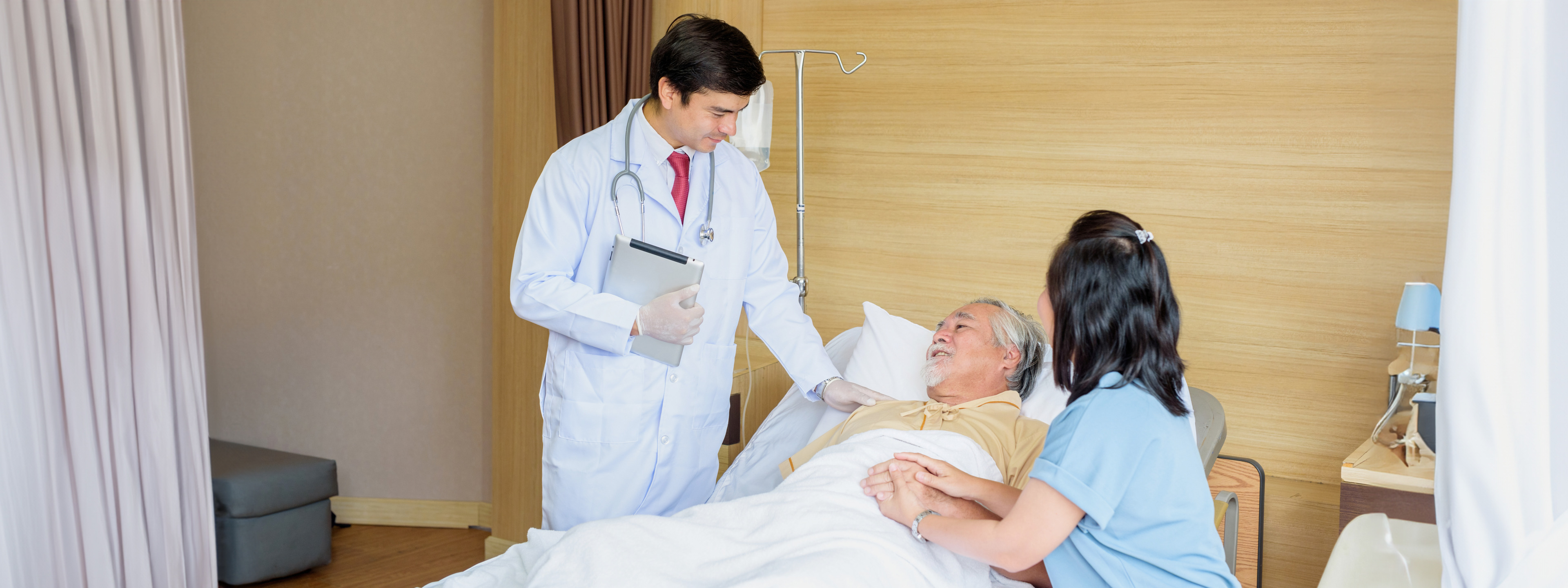 The doctor is explaining the disease to the patient in the hospital clinic