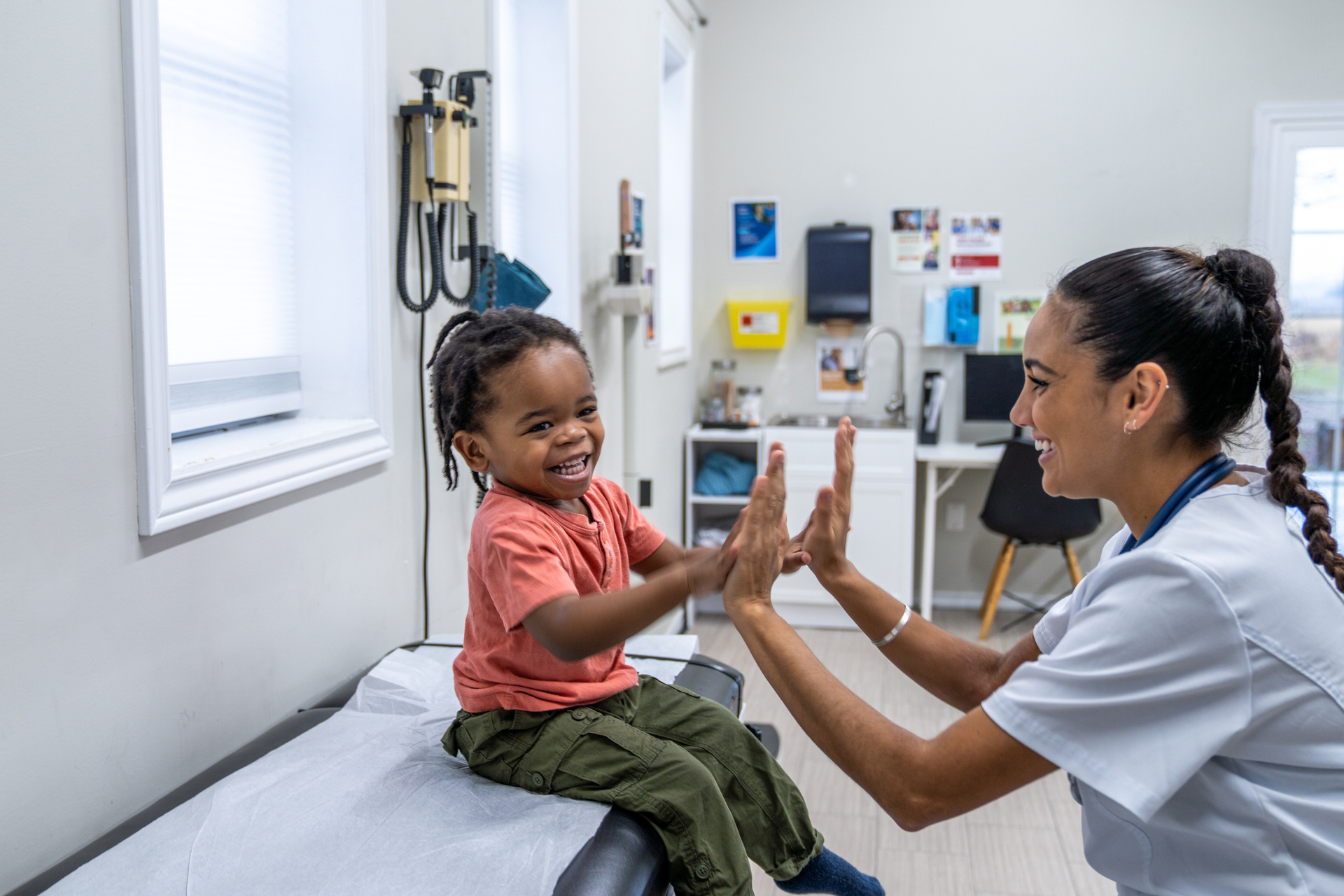 Hero_woman-child_hands_1903424177