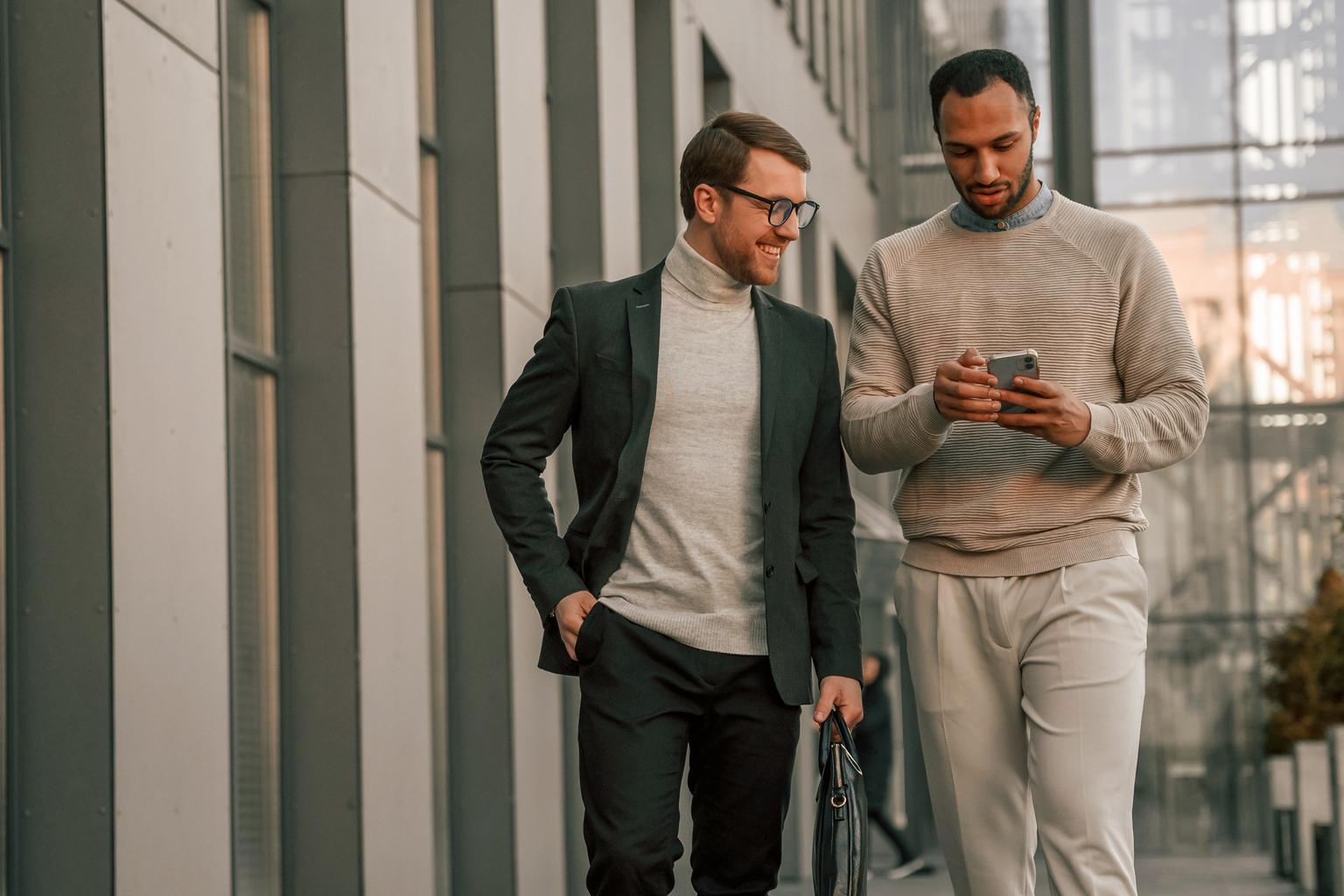 twee mannen kijken samen op een smartphone