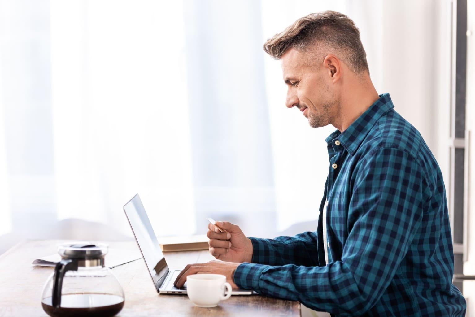 Accountant bekijkt tijdlijn in Twinfield Samenwerken