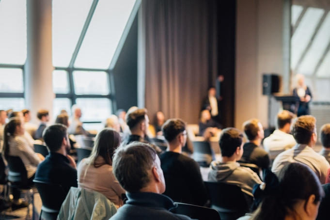 Novela stavebního zákona, transparentní odměňování, AI v právní praxi a trendy ve školství: zveme na odborné konference 2026