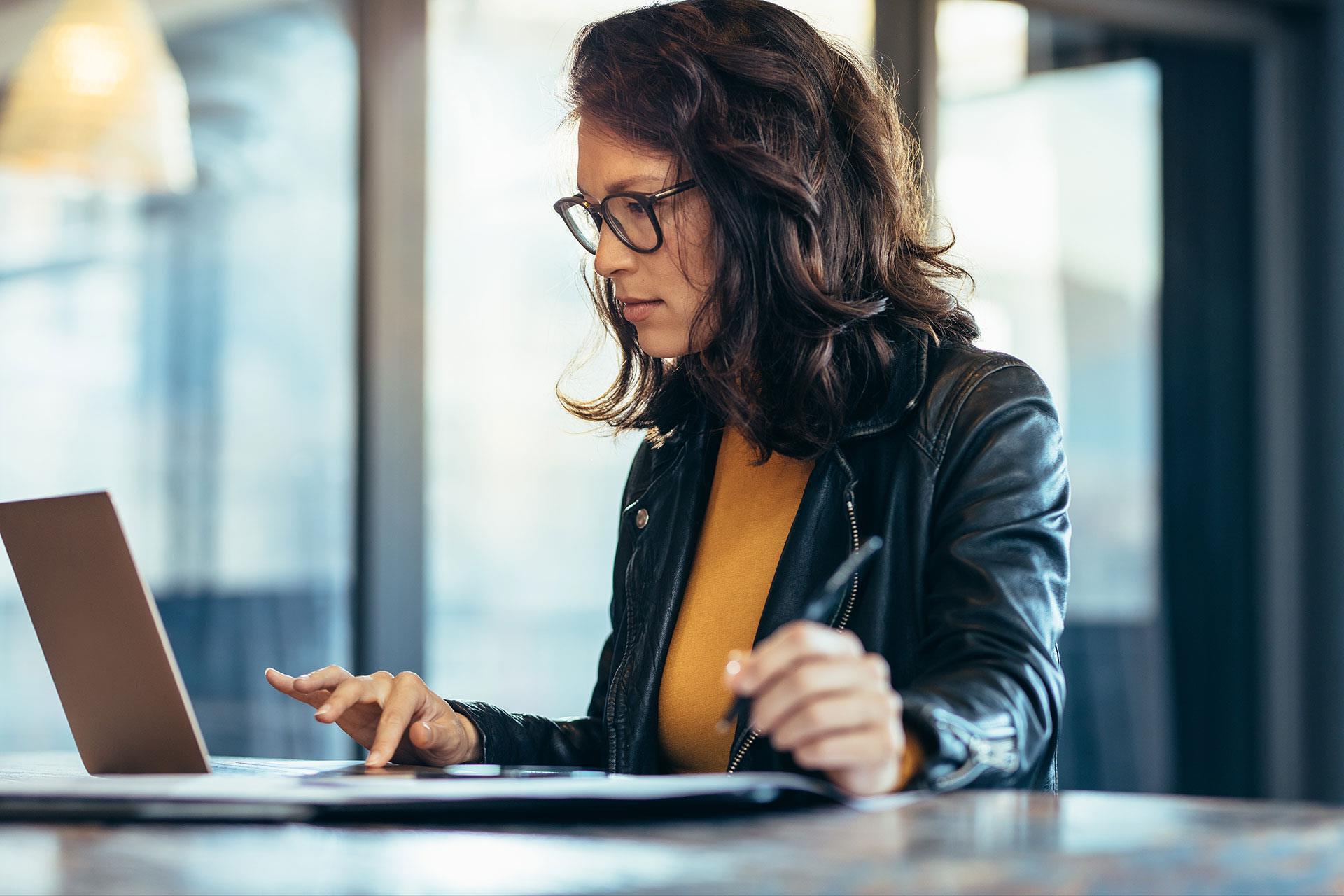 bfi-woman with glasses doing her taxes