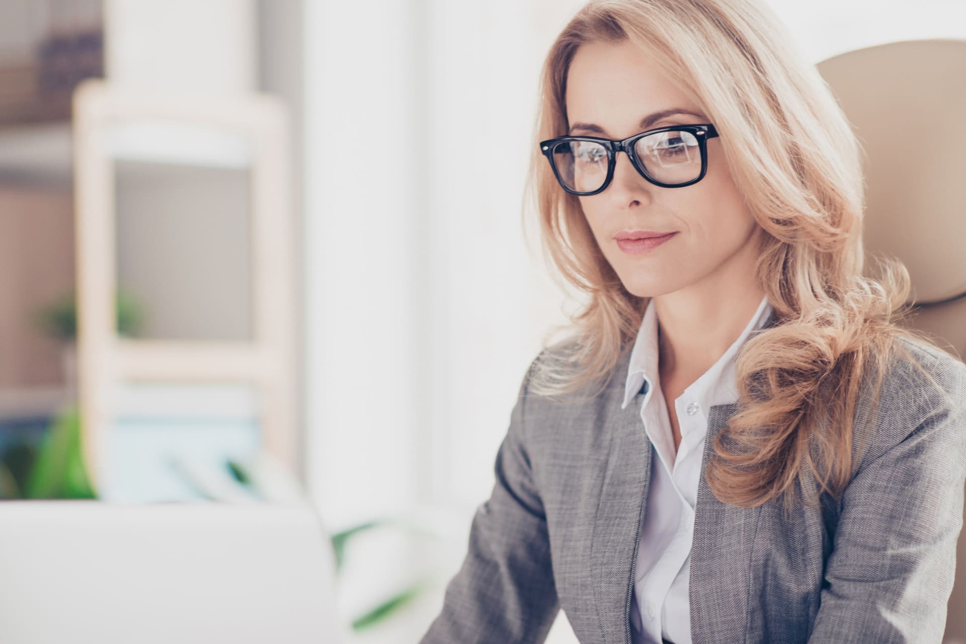 Vrouw kijkt naar Twinfield Analysis op laptop