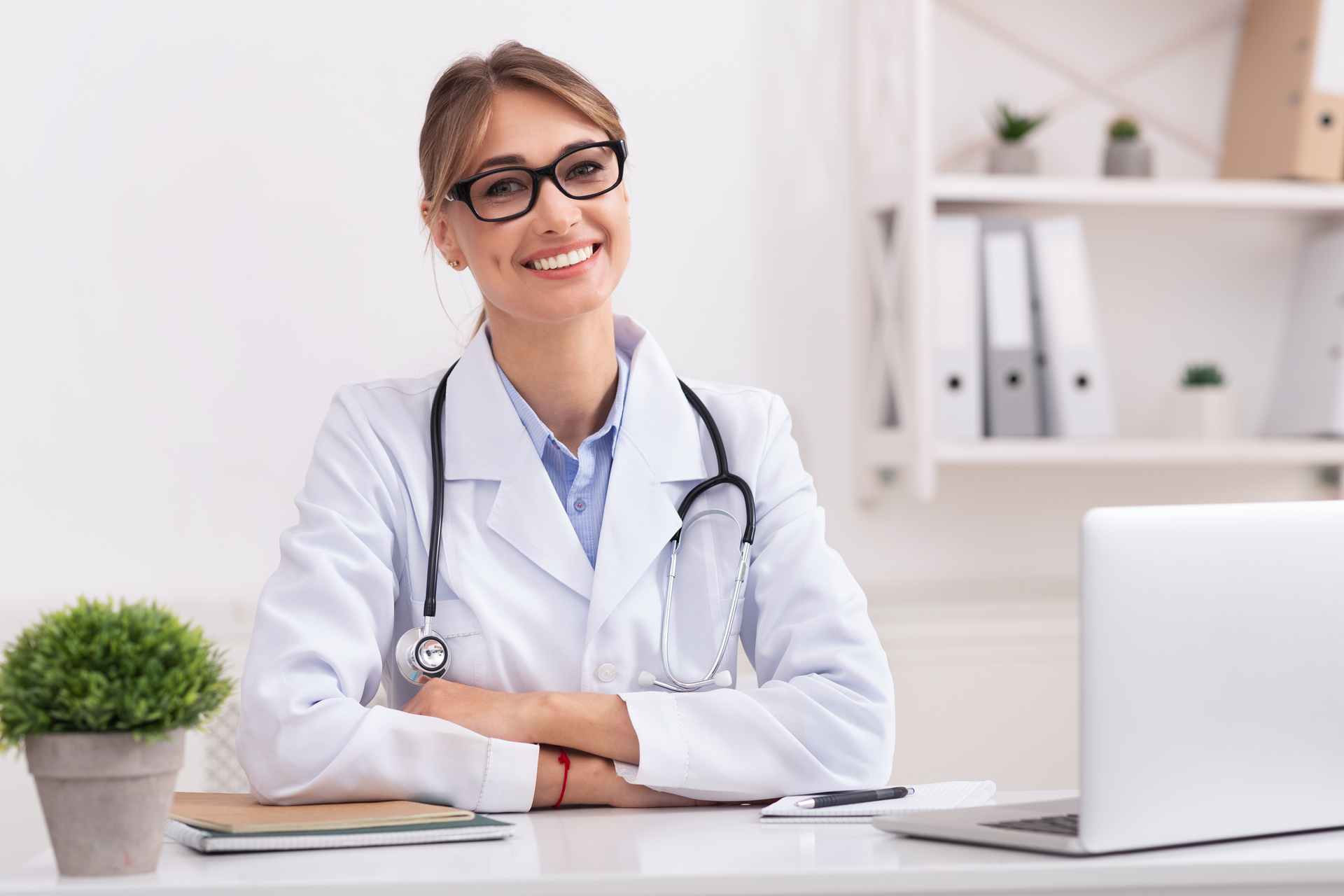 vrouwelijke arts in kantoor achter laptop