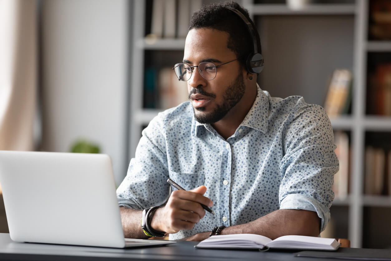 Client écoutant un webinaire de formation