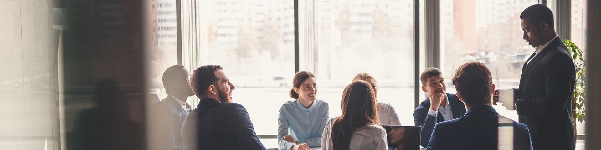 Werknemers hebben een zakelijke bijeenkomst op kantoor over Change Management