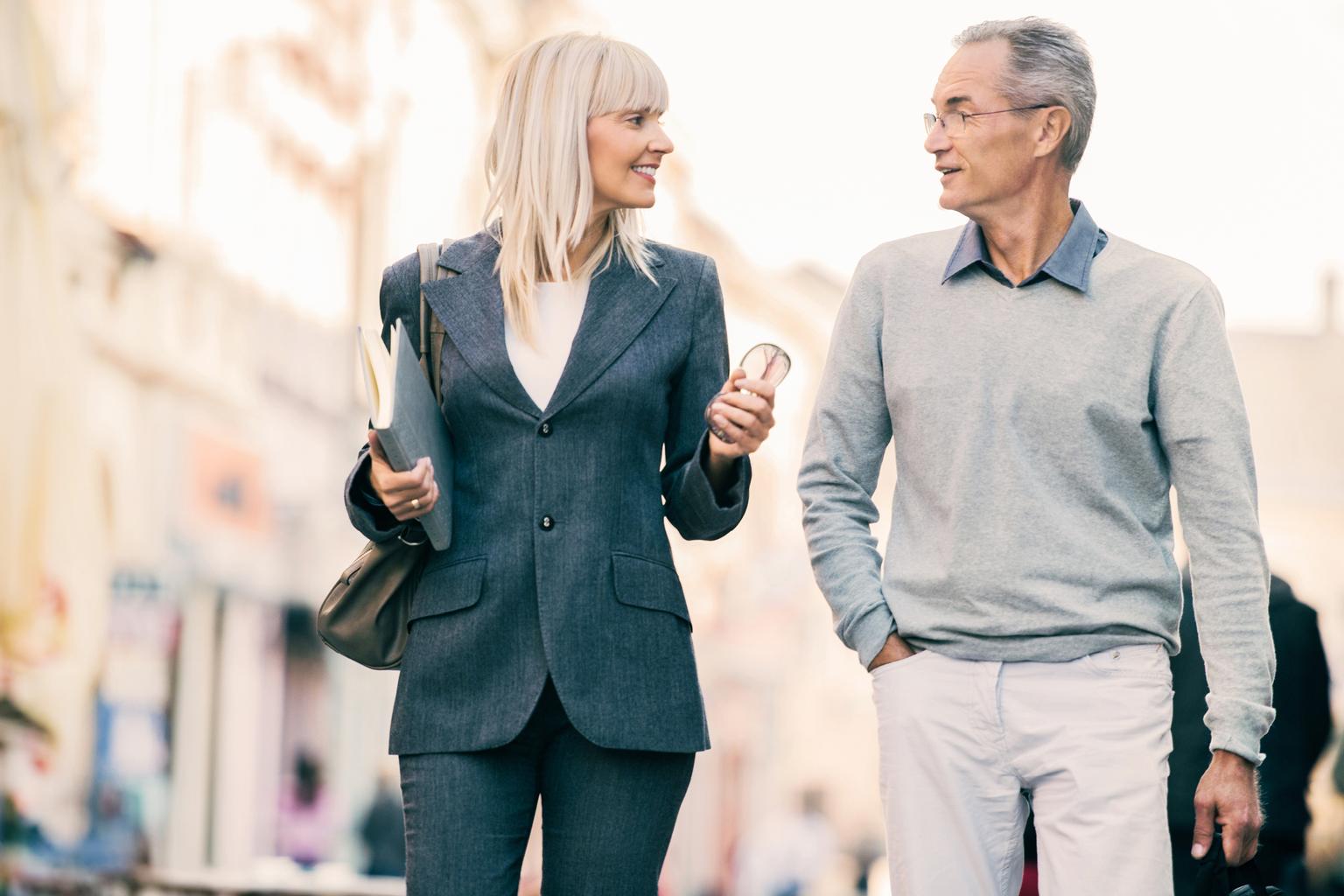 Collega's wandelen door de stad