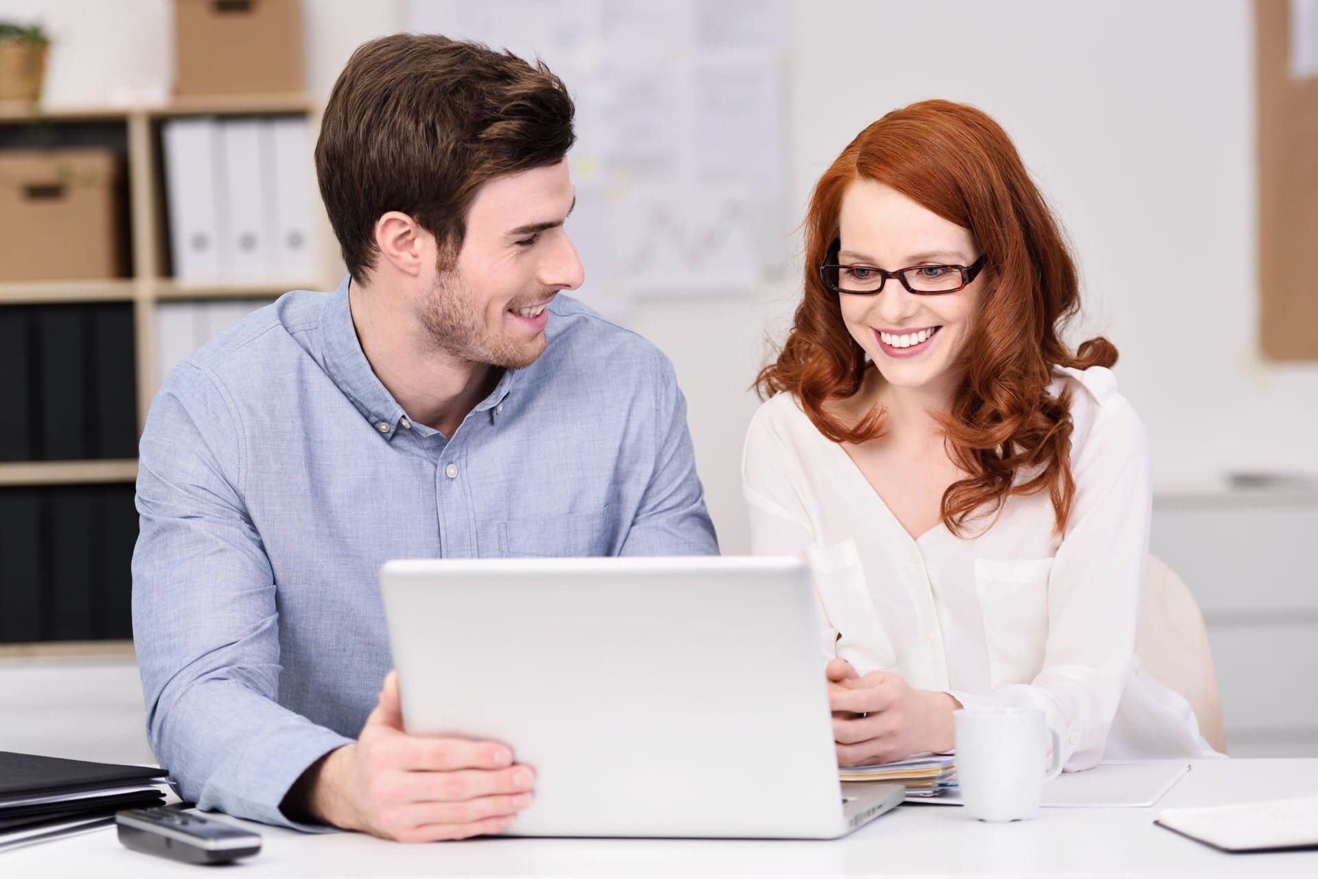 Man en vrouw kijken naar 5 tips om btw aangifte te doen checklist op laptop