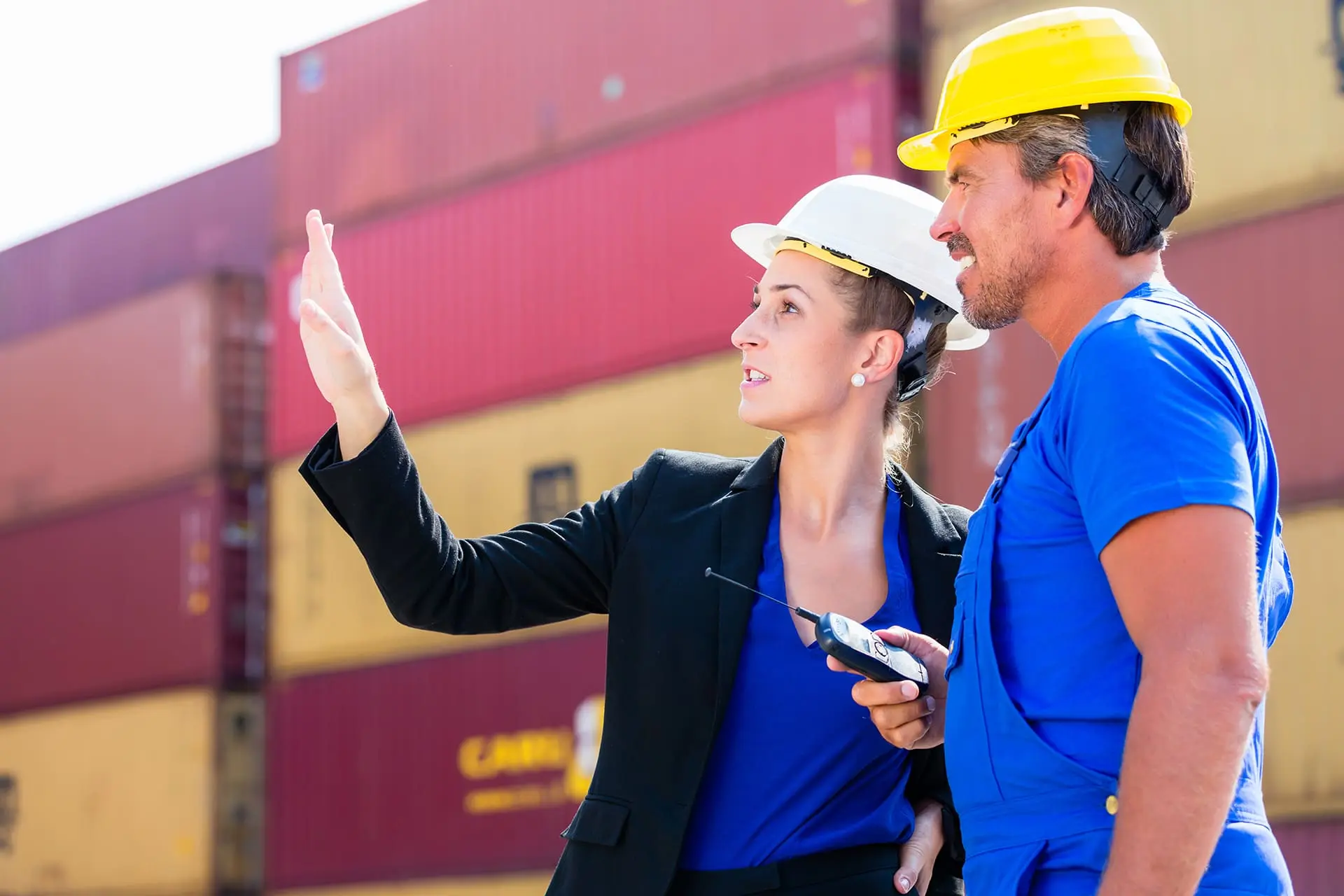 man en vrouw bij containers