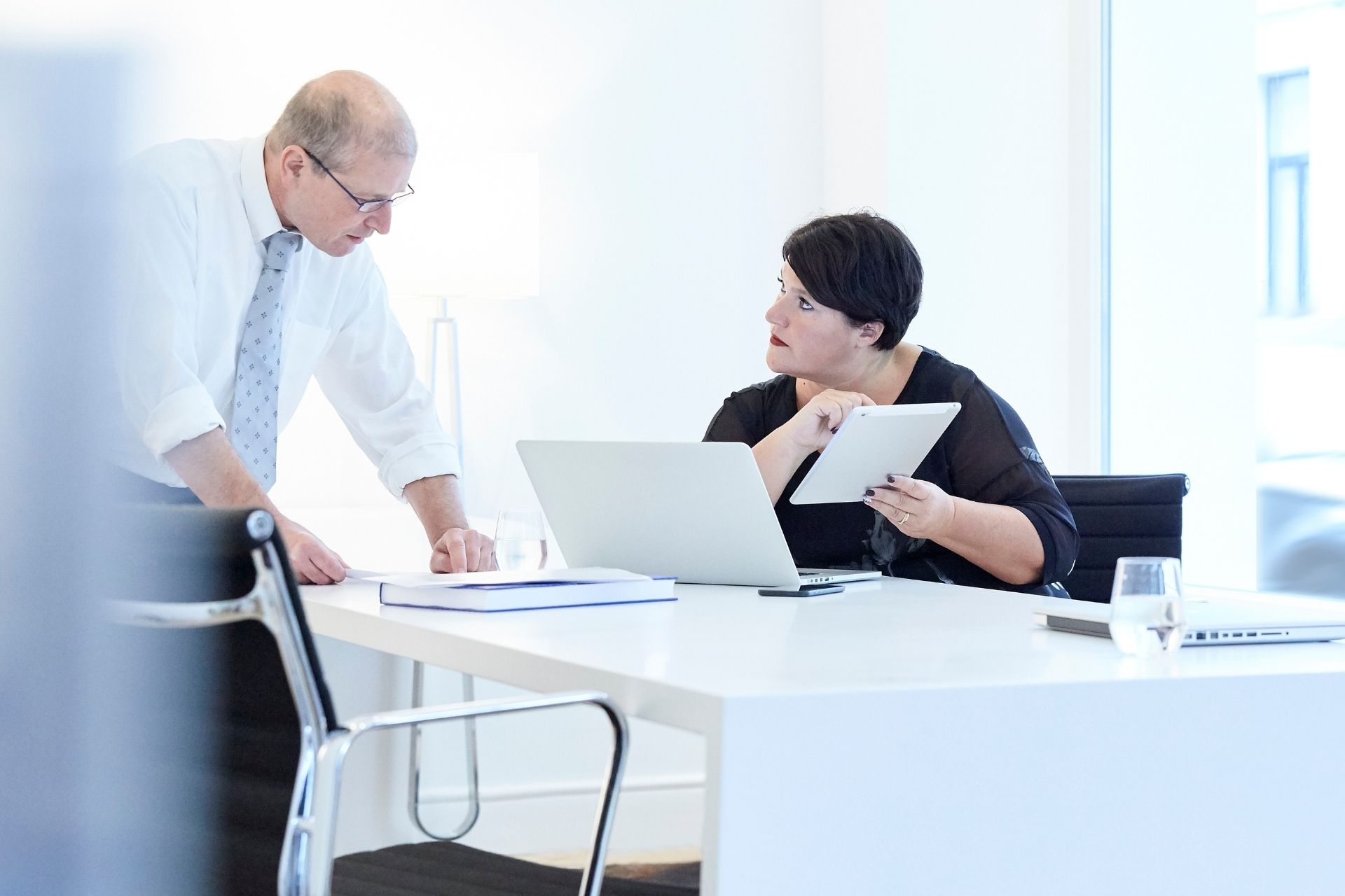 Juridische professionals die een gesprek voeren op kantoor