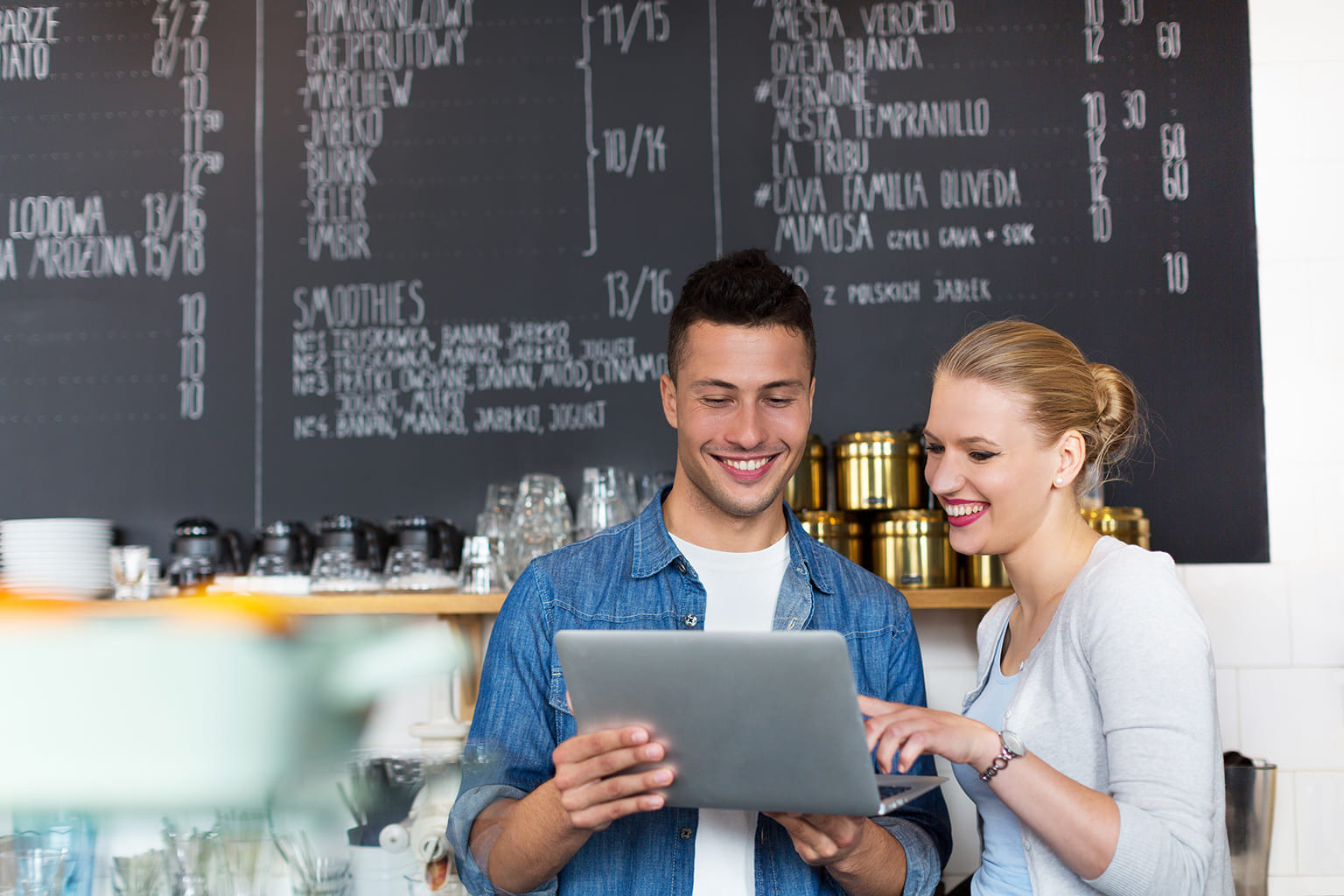 Man en vrouw bekijken training boekhouden Quickstart