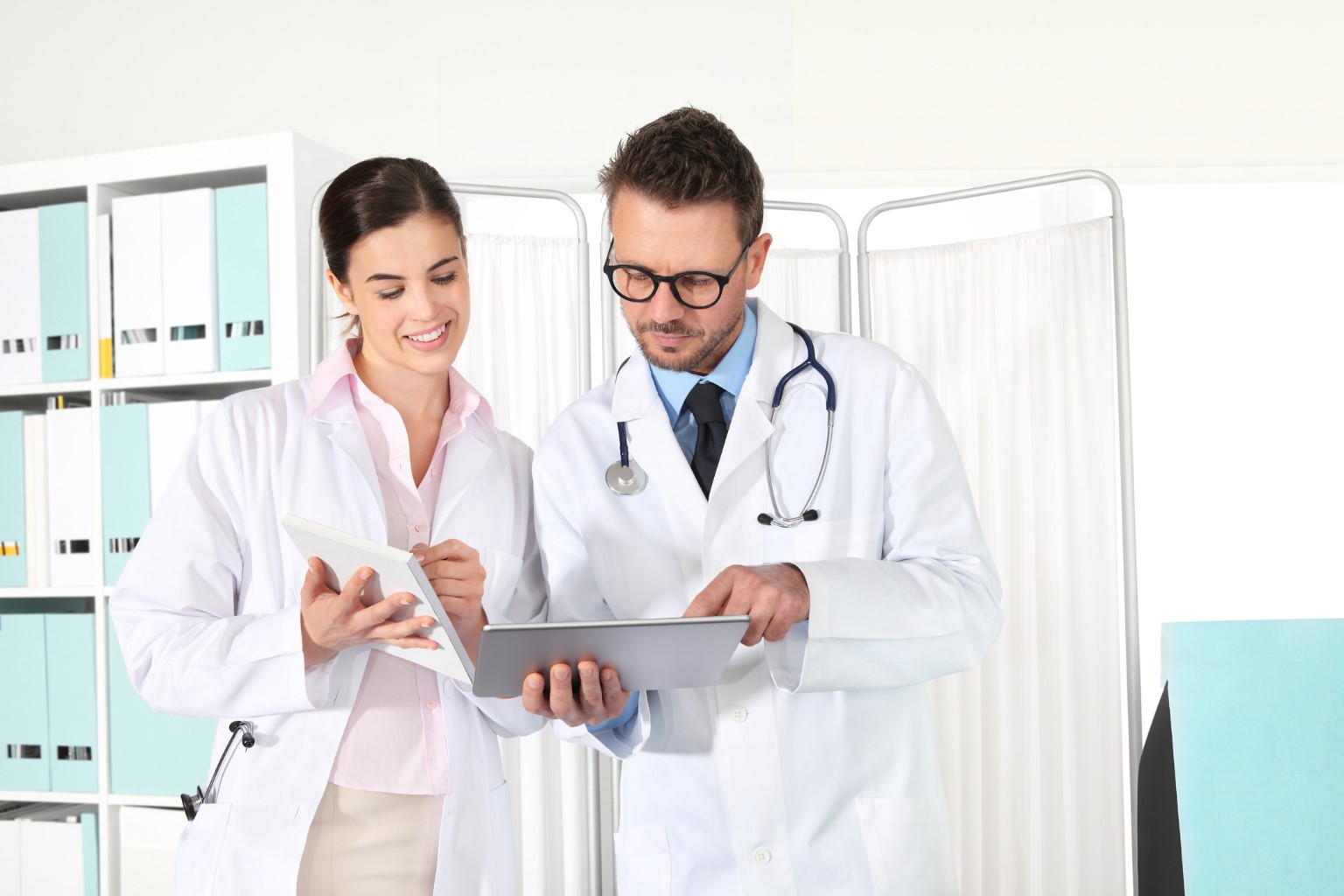 HL-Insights Doctors-using-a-tablet-concept-of-medical-consulting