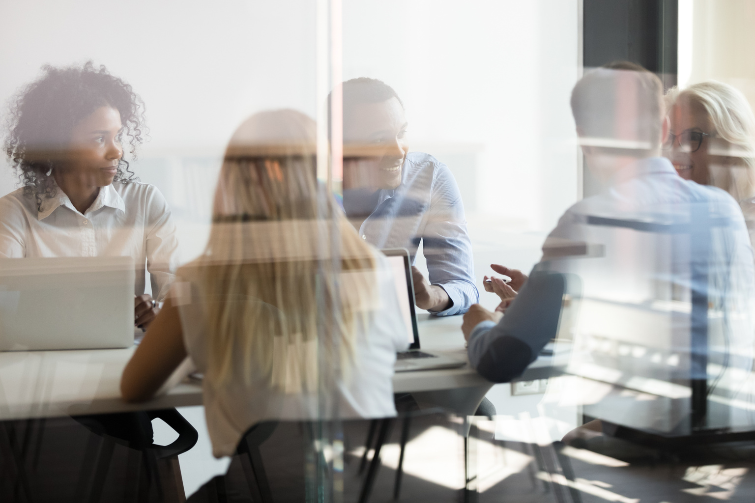 5 people in a meeting