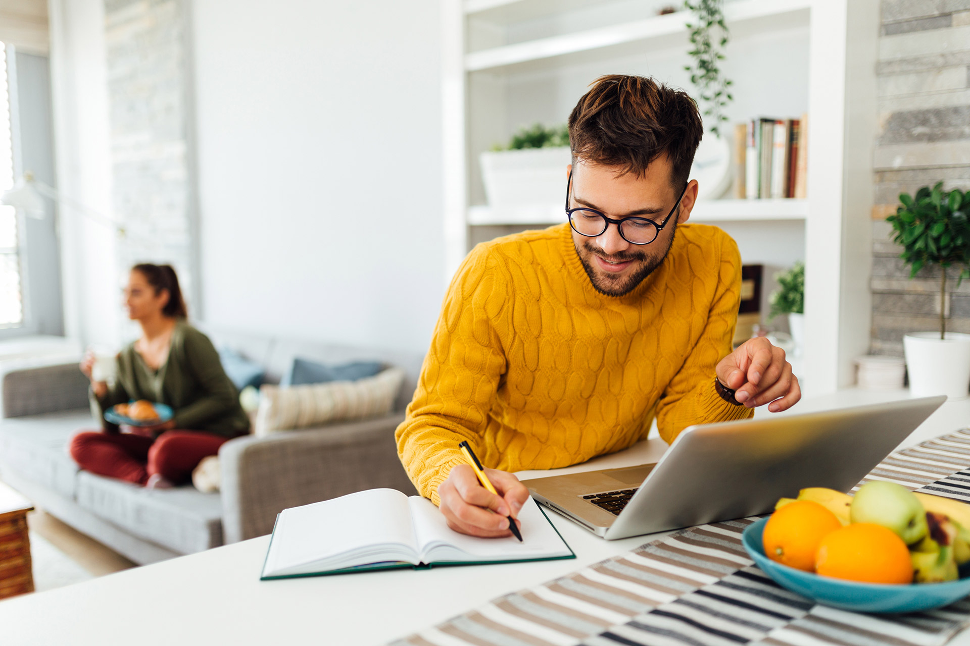 Student prawa pisze pracę dyplomową z LEX Script na laptopie