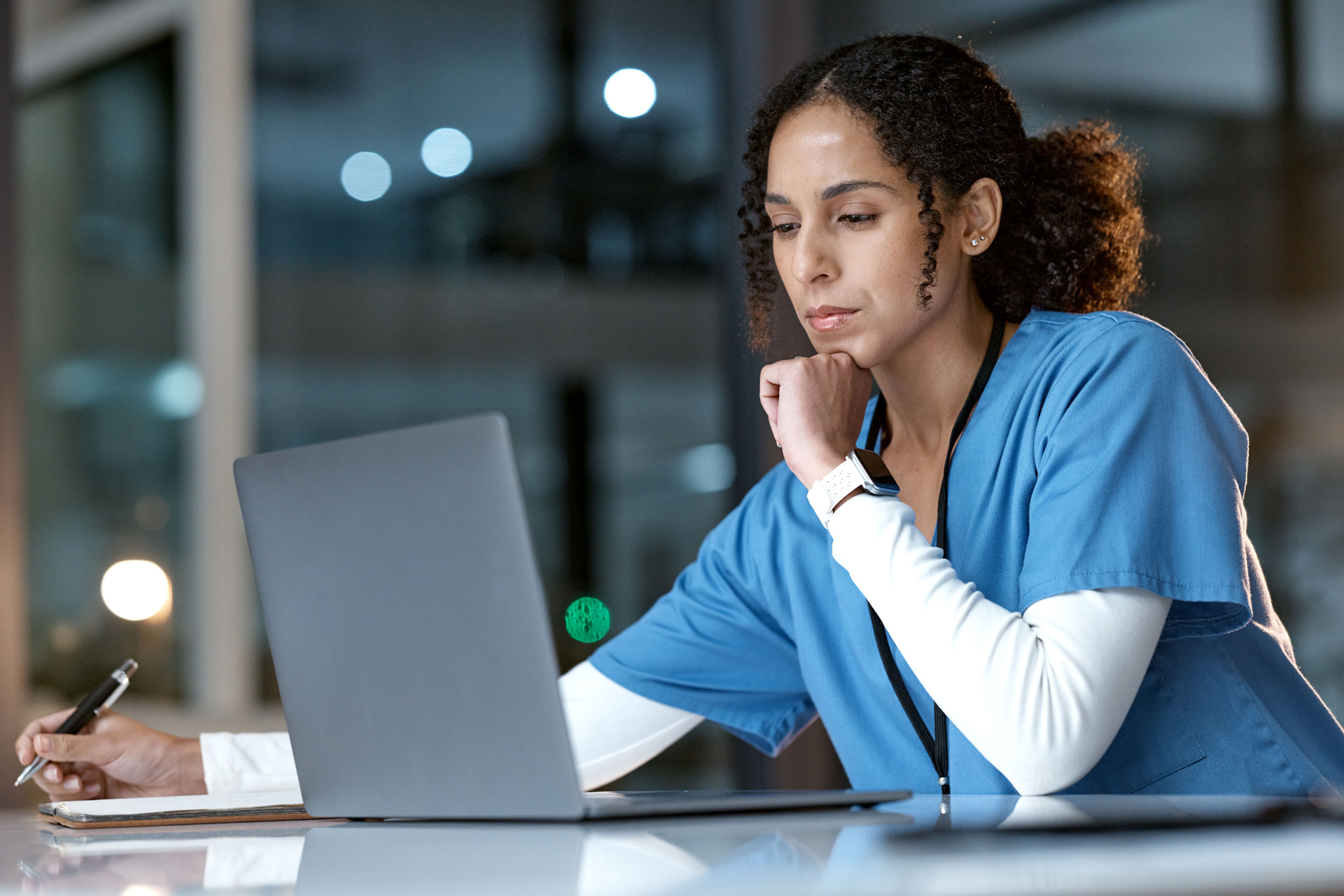 Nurse working on a laptop learning about clinical judgment 