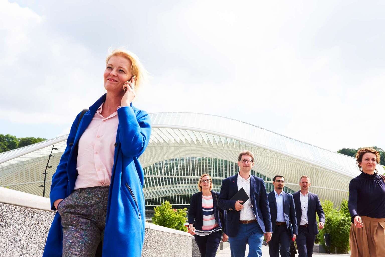Tax professionals wandelen uit het station van Luik