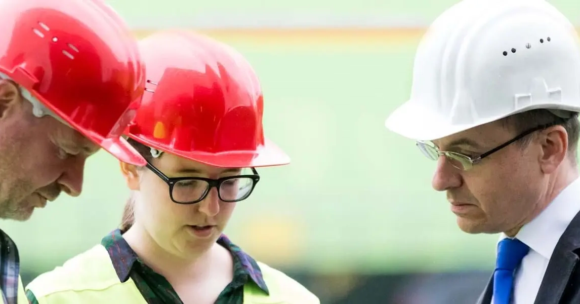 Drie personen die een veiligheidsrondgang uitvoeren