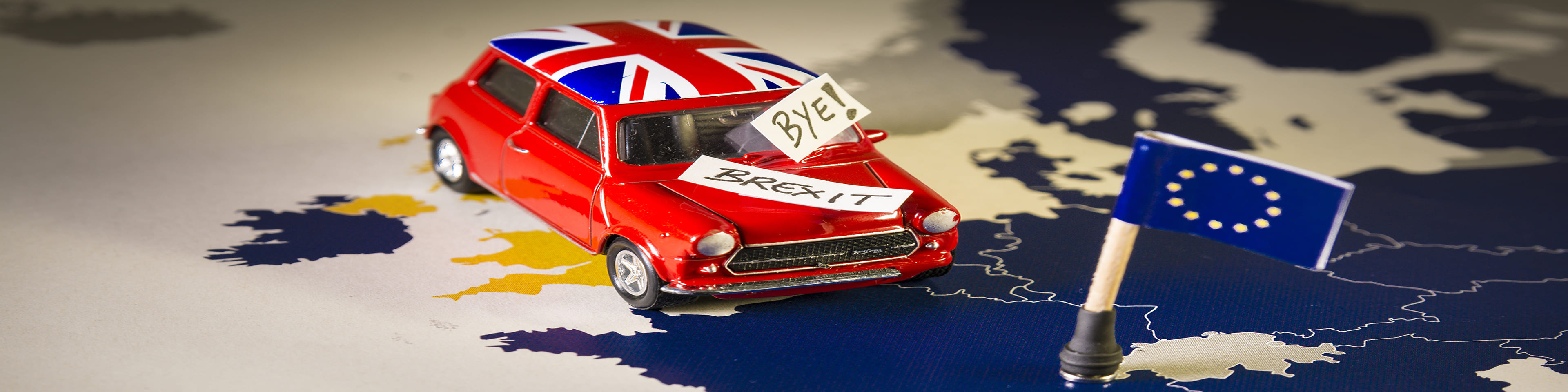 Rode Mini rijdt over landkaart van Engeland