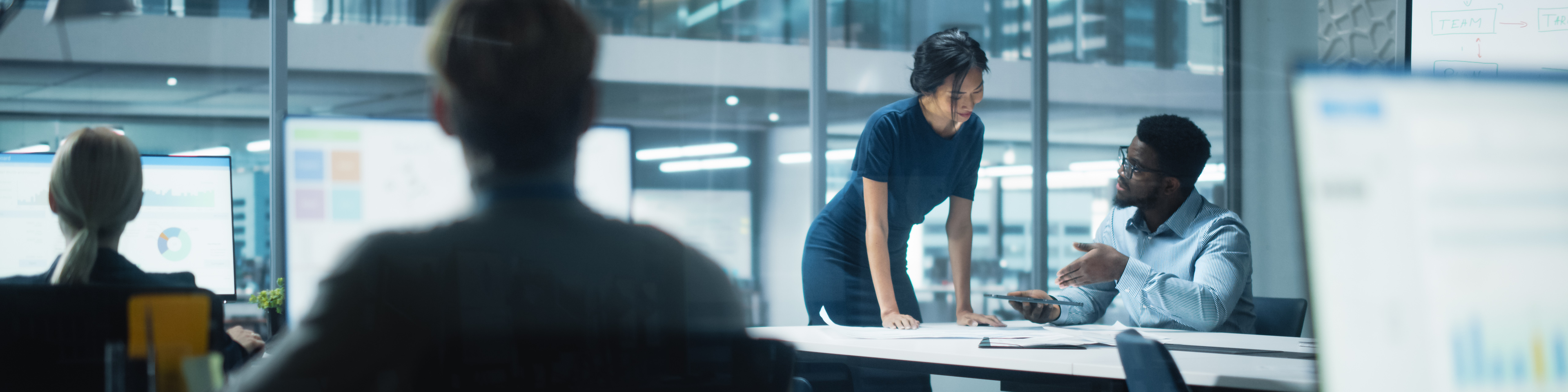 Business woman talking to a colleague