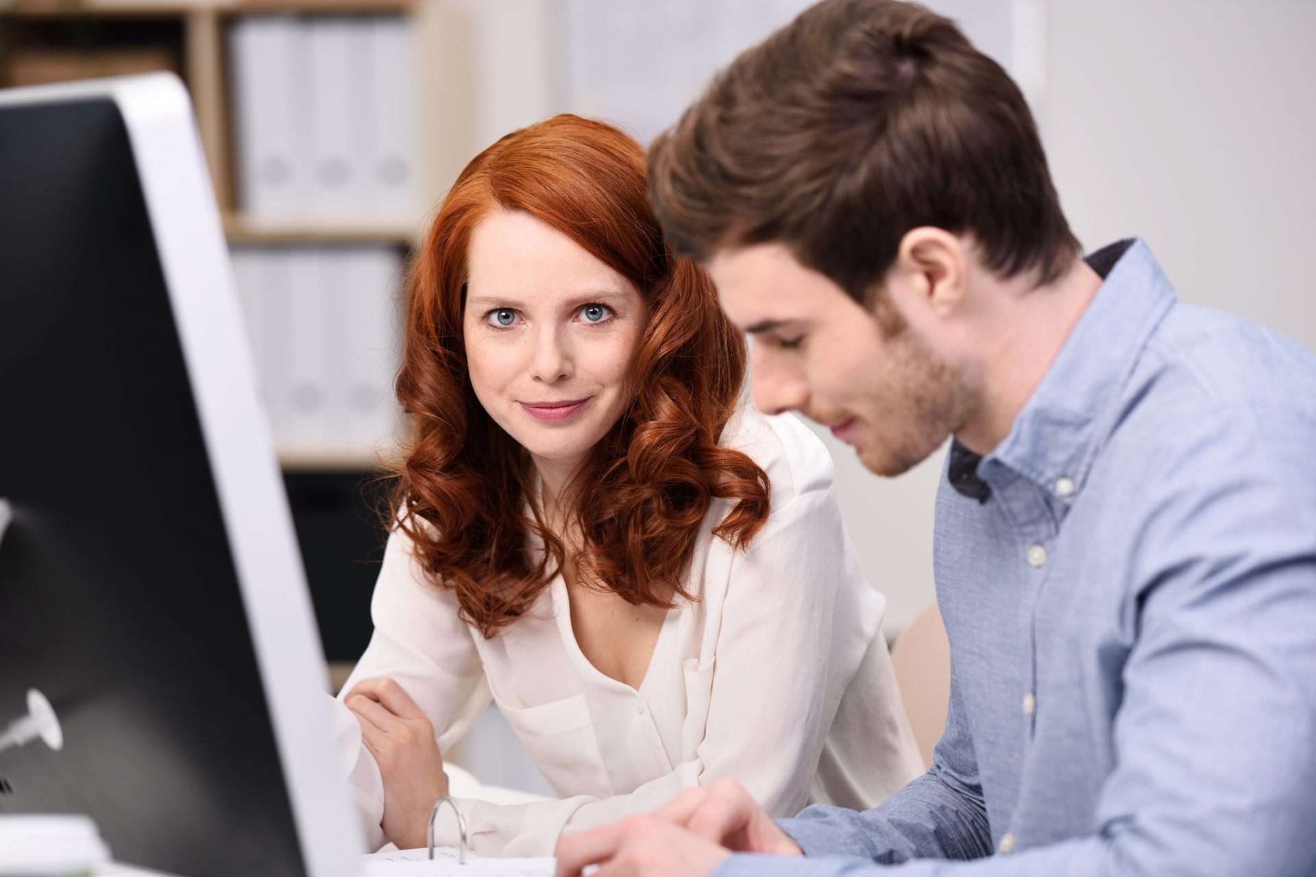 Ondernemer en accountant werken samen achter laptop