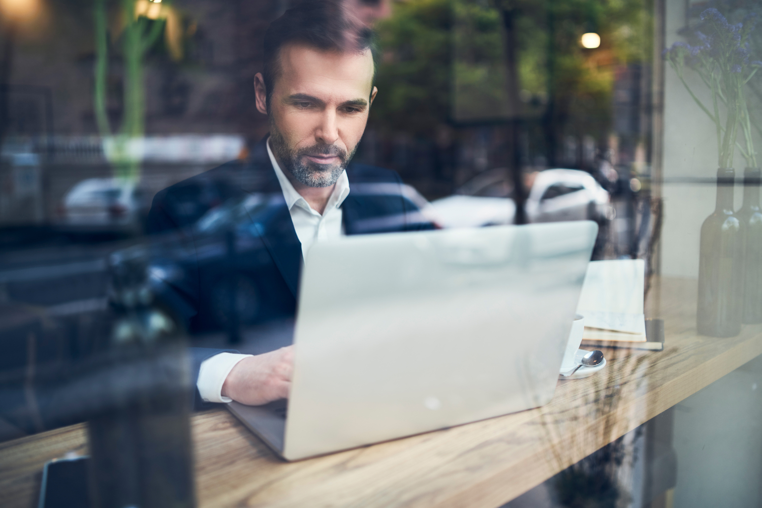 businessman w laptop at café