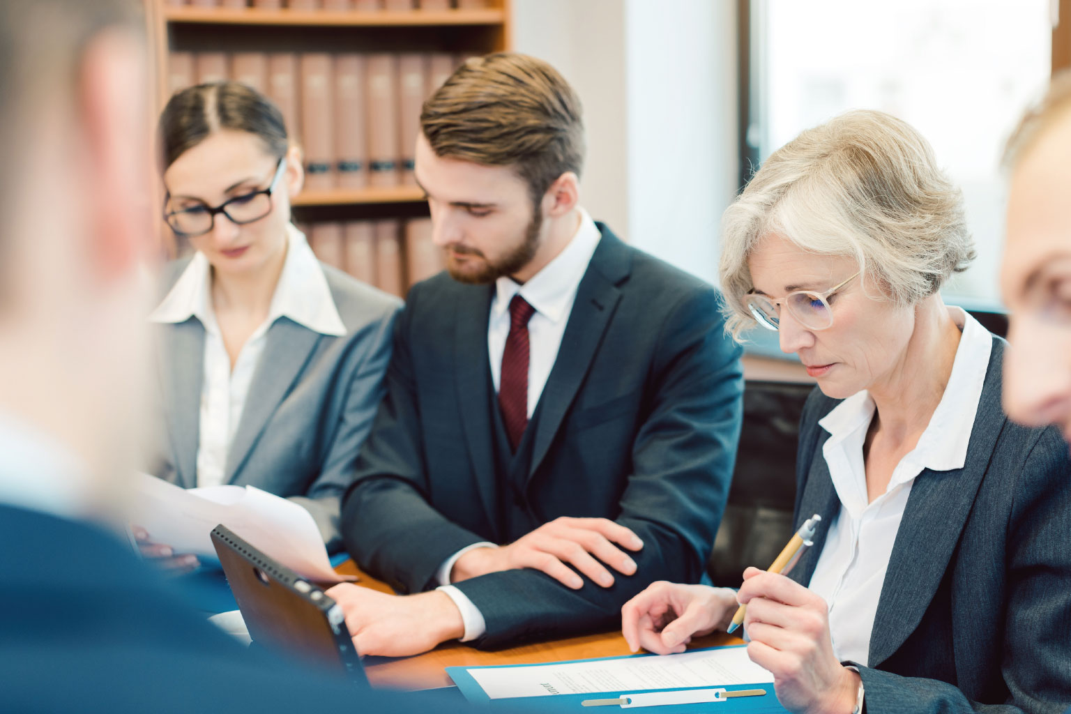 Specjalizacja prawnika ułatwia zdobywanie klientów. Jak zaplanować karierę?