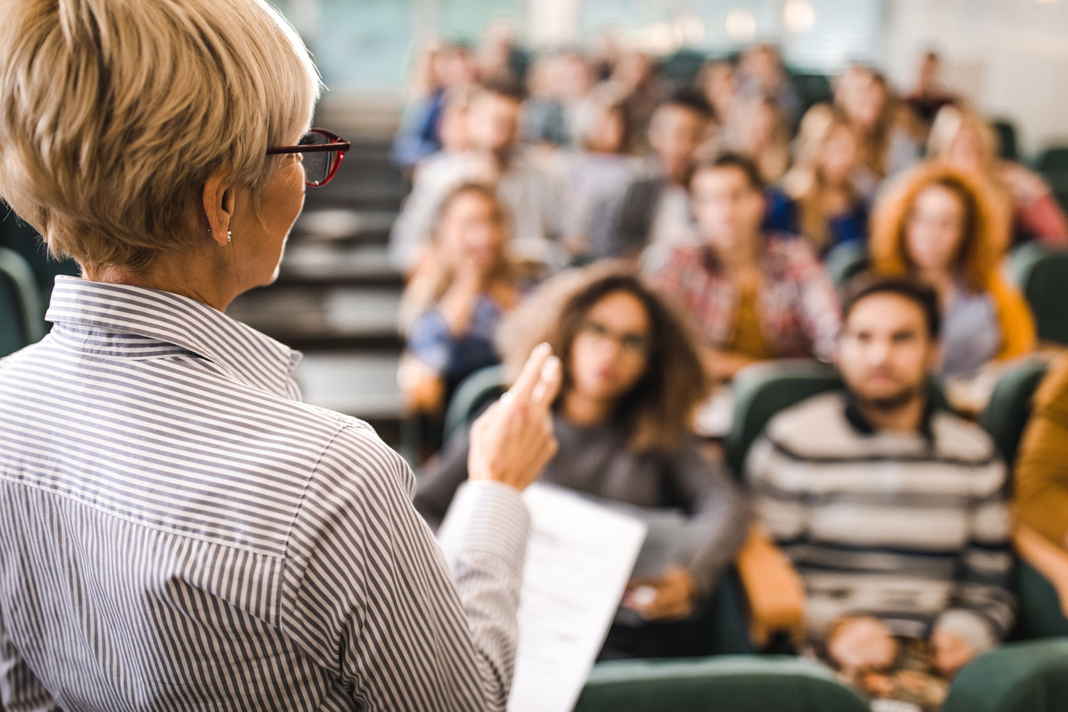 Pani profesor szkoły wyższej prowadzi wykład dla studentów na temat LEX