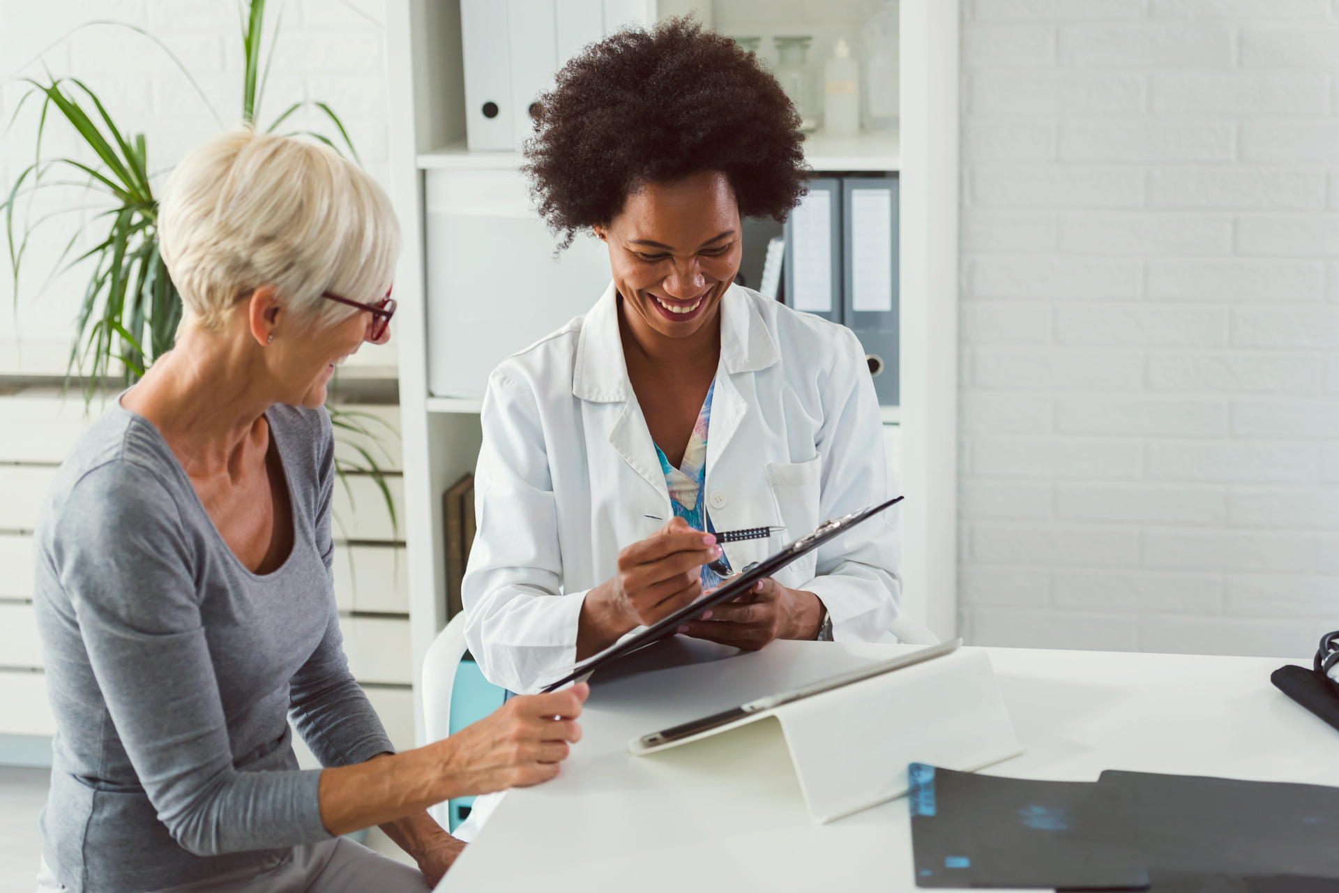 Medical professional casually chatting and laughing with patient. 