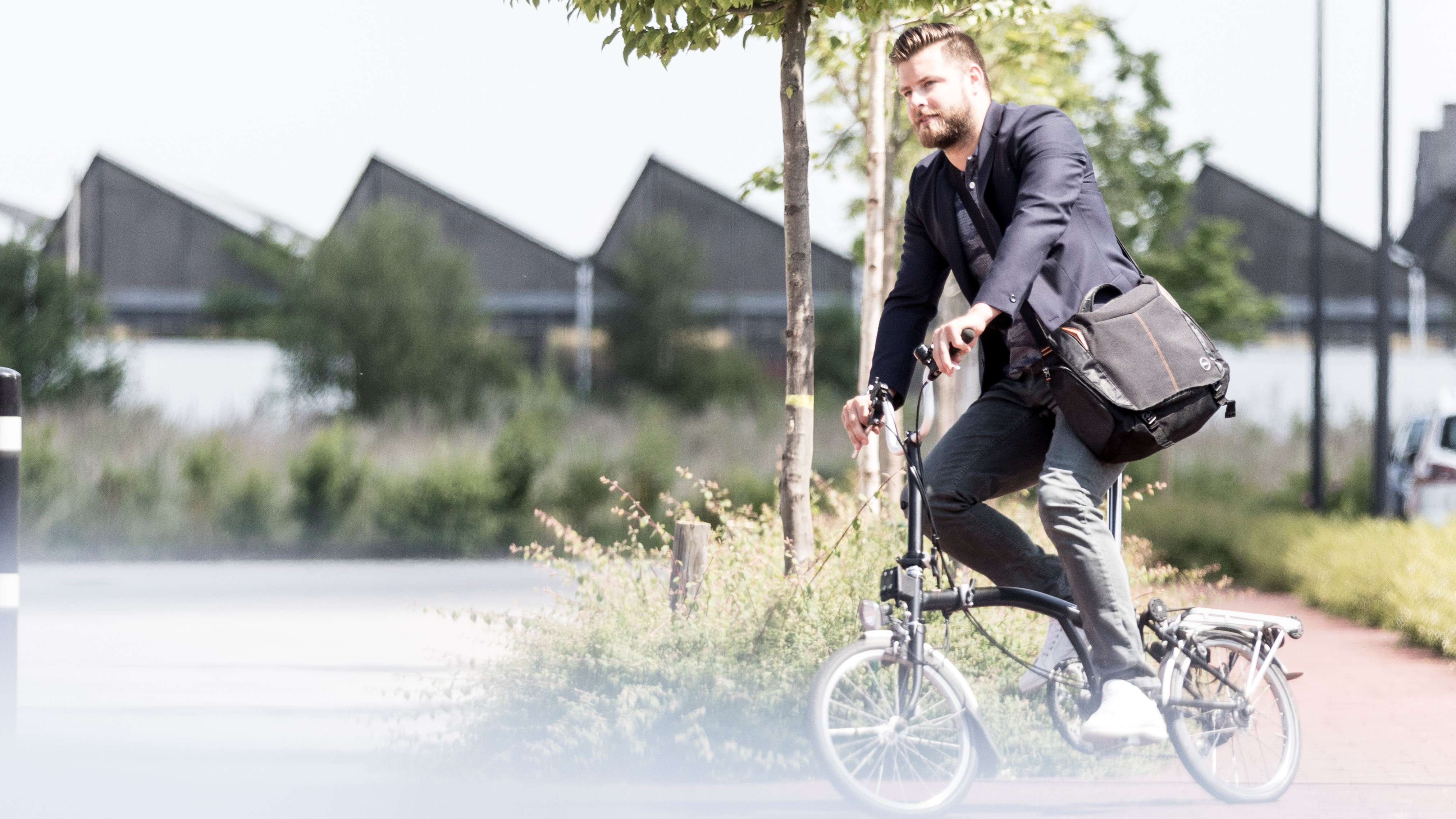 Man fiets door een groene omgeving