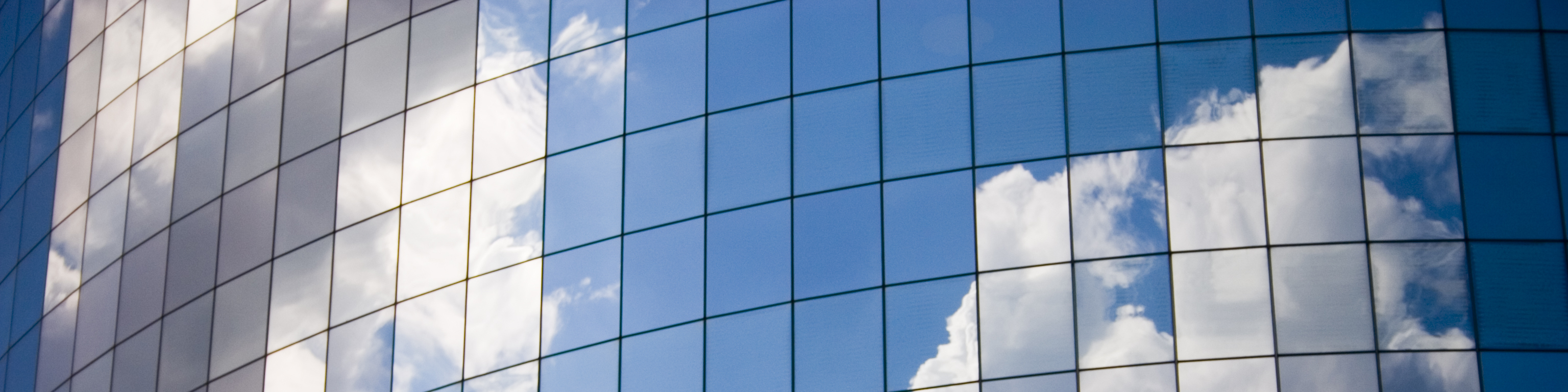 Immeuble avec reflet des nuages sur les fenêtres