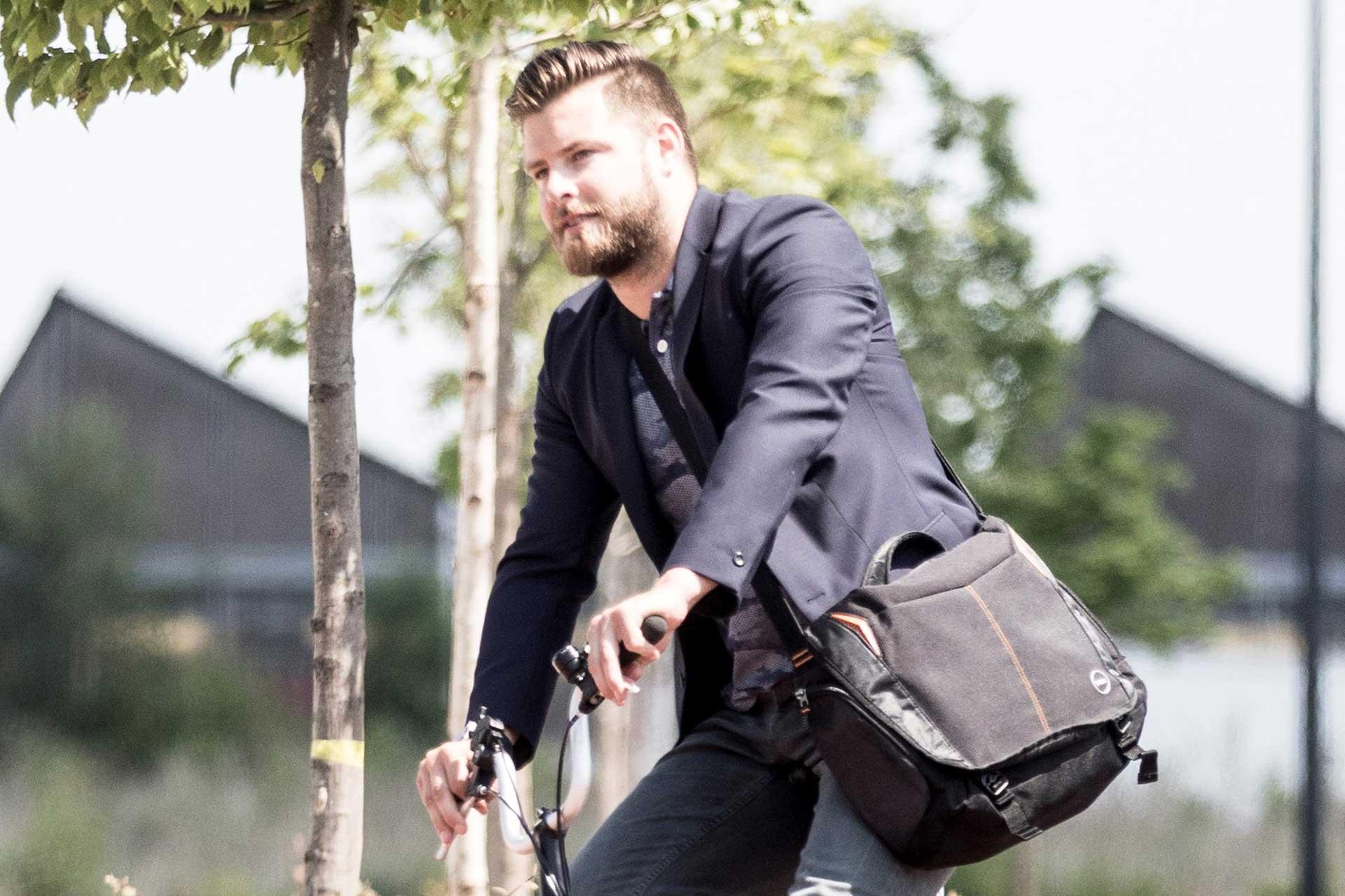 Man fiets door een groene omgeving