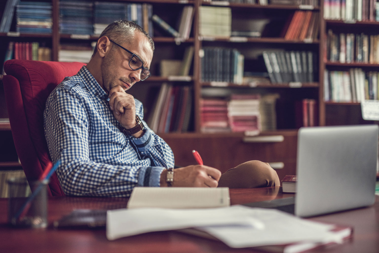 Profesor na uczelni pracuje i korzysta z LEX Akademia 