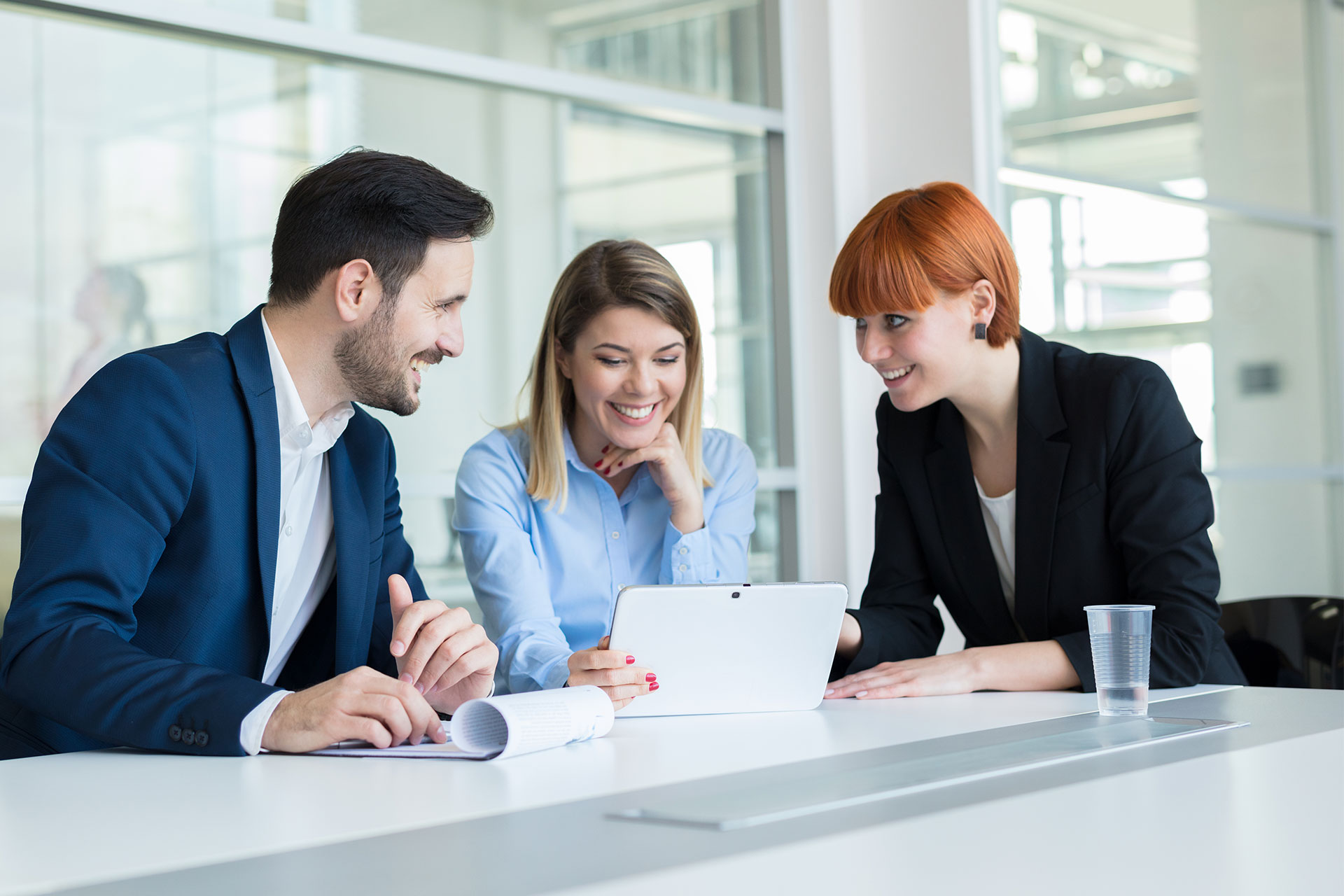 Collega's kijken samen op een tablet